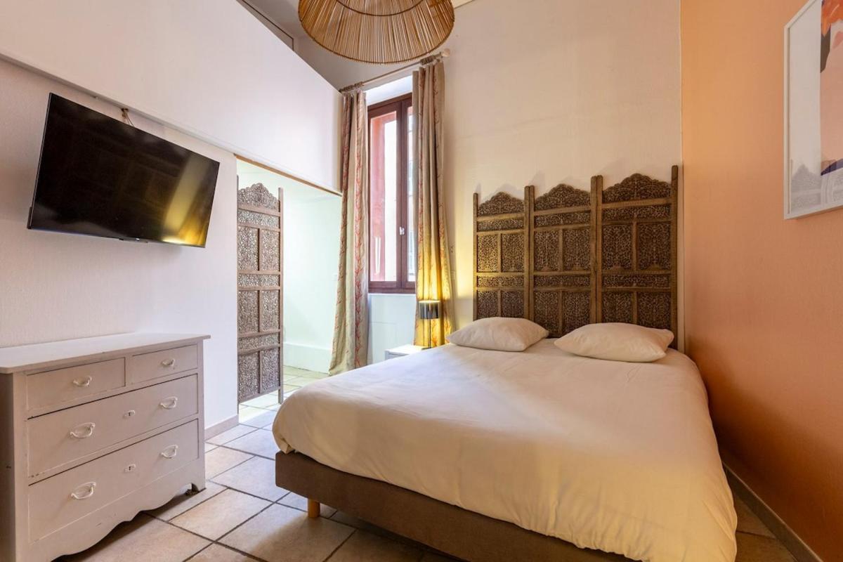 Proche Du Cours Saleya Et De La Plage, Dans Le Vieux Nice, Spacieux Et Climatise * Nice