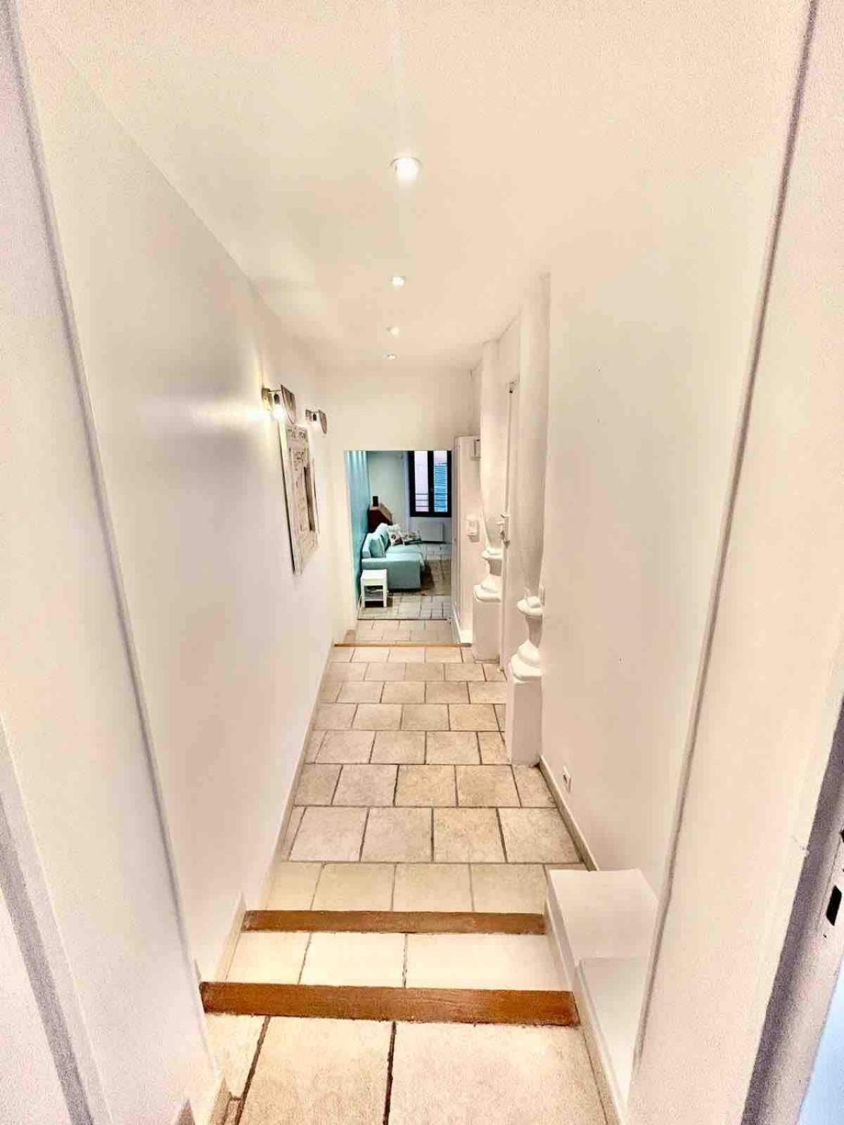 Proche Du Cours Saleya Et De La Plage, Dans Le Vieux Nice, Spacieux Et Climatise Nice