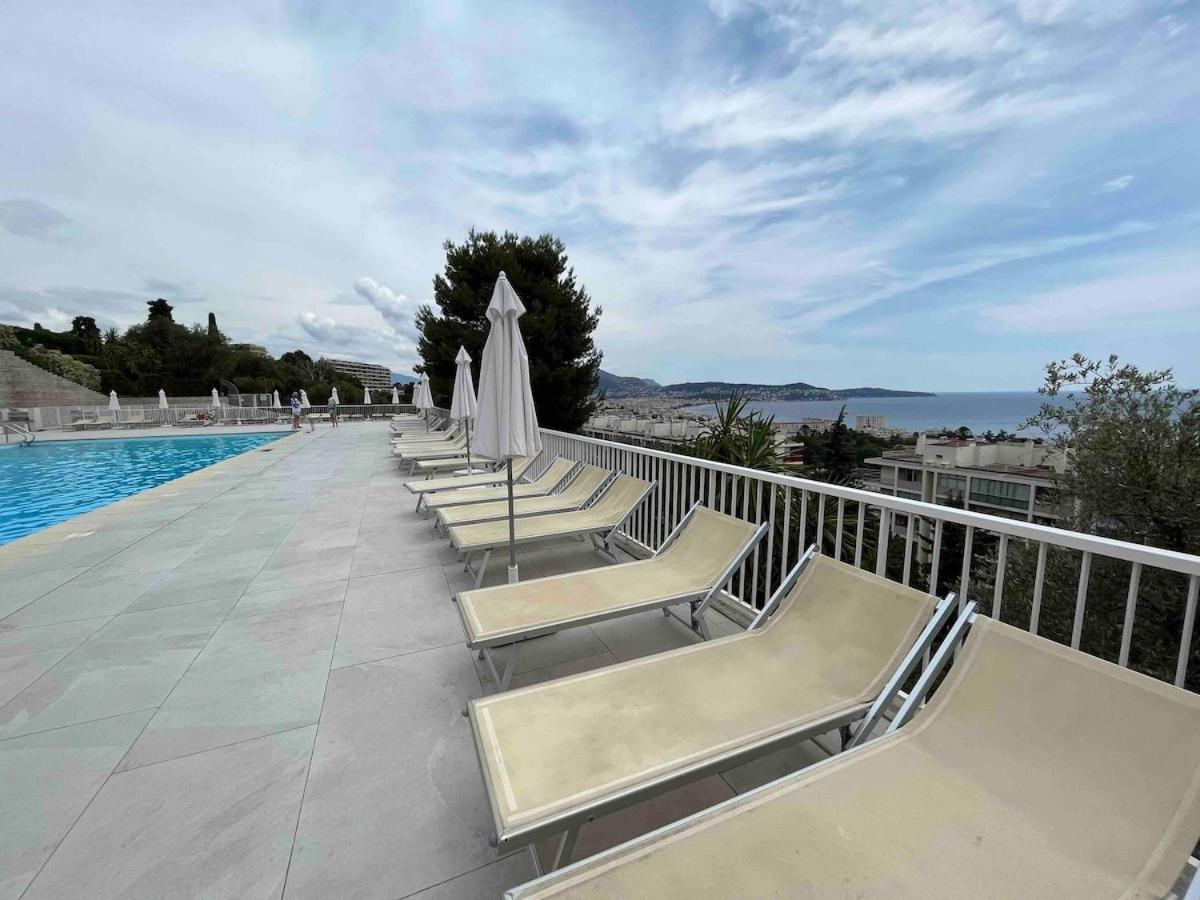 Beautiful Pool & Garage View Nice