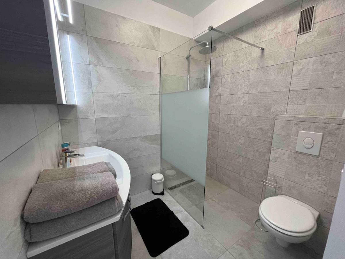 Apartment Beautiful Pool & Garage View