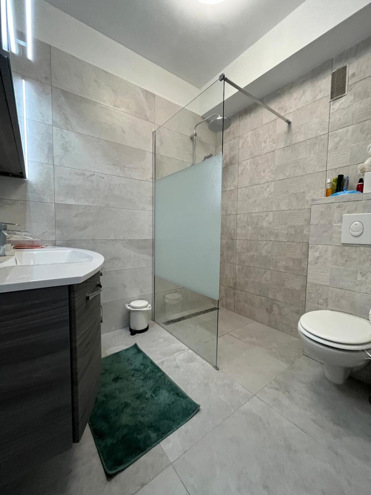 Beautiful Pool & Garage View * Nice