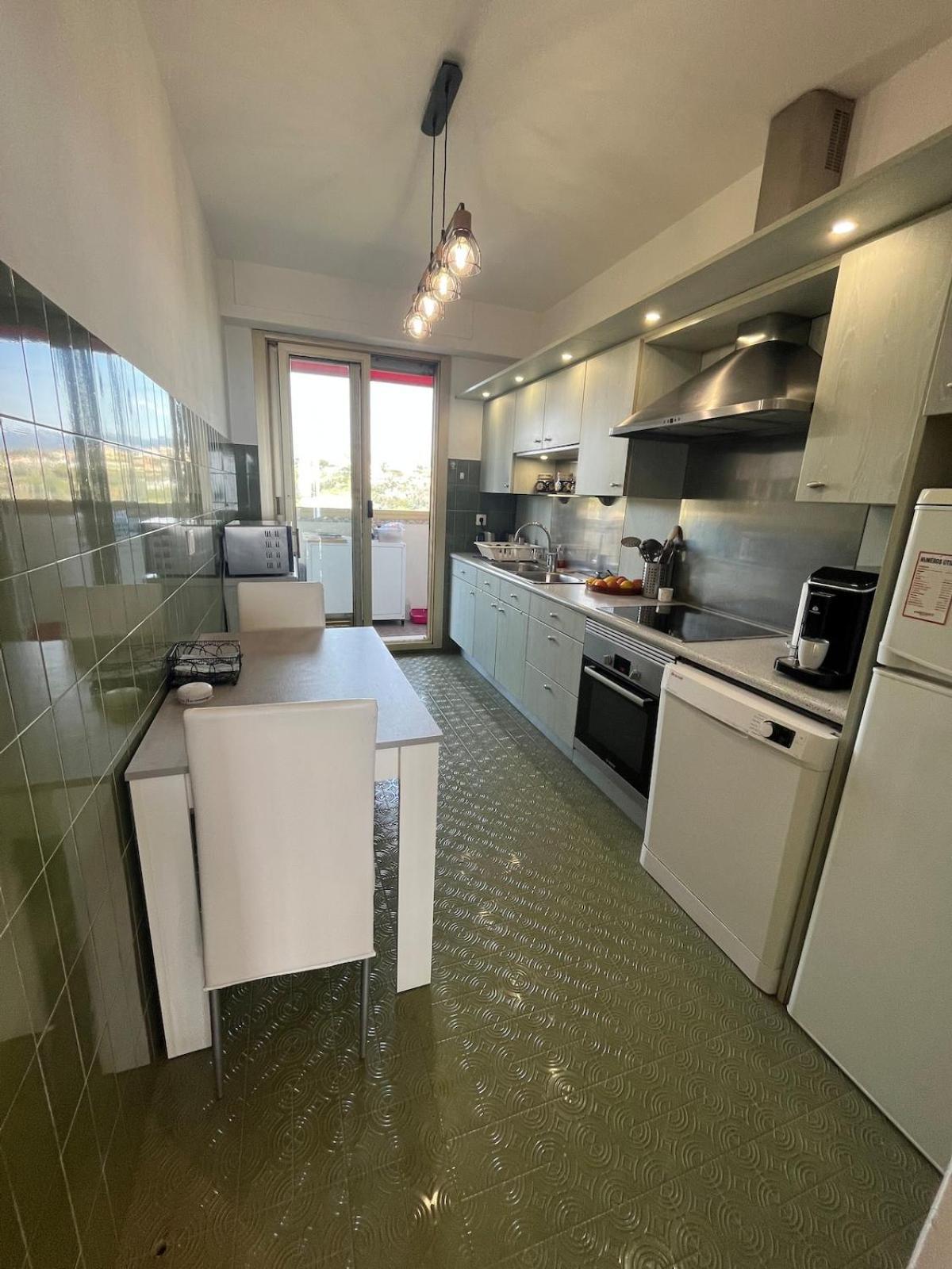 Beautiful Pool & Garage View Apartment Nice