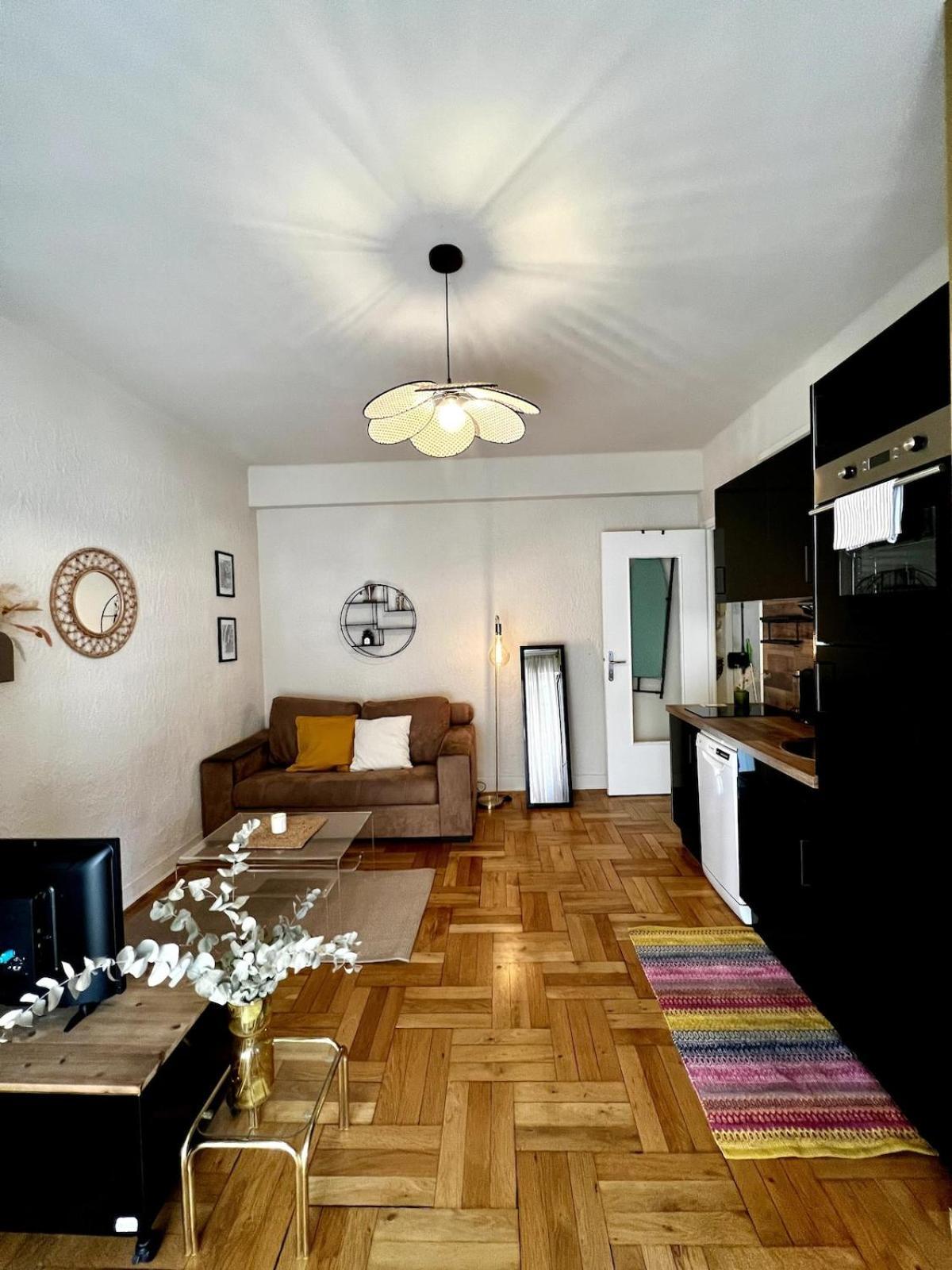 Modern With Balcony And Ac Walk To Tramway Near Center Apartment *