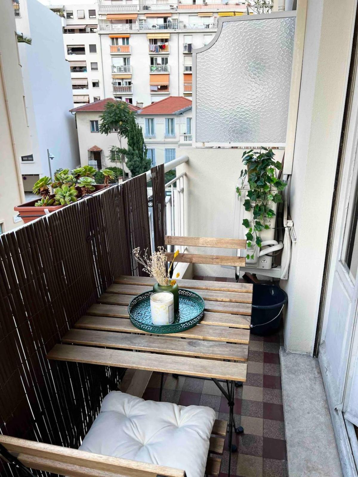 Modern With Balcony And Ac Walk To Tramway Near Center Apartment *
