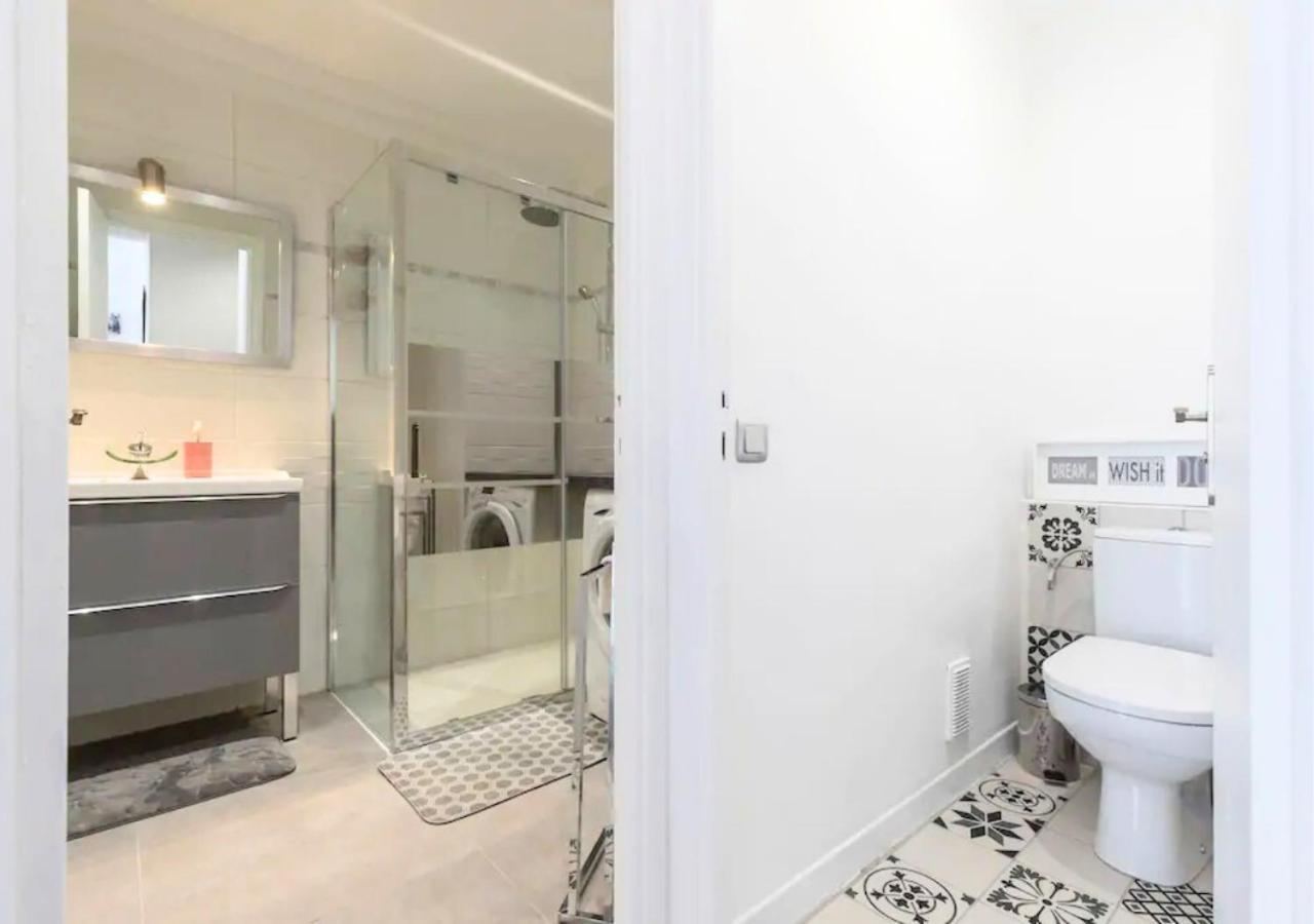 Beautiful & Spacious 2 Bed Near Center * Nice