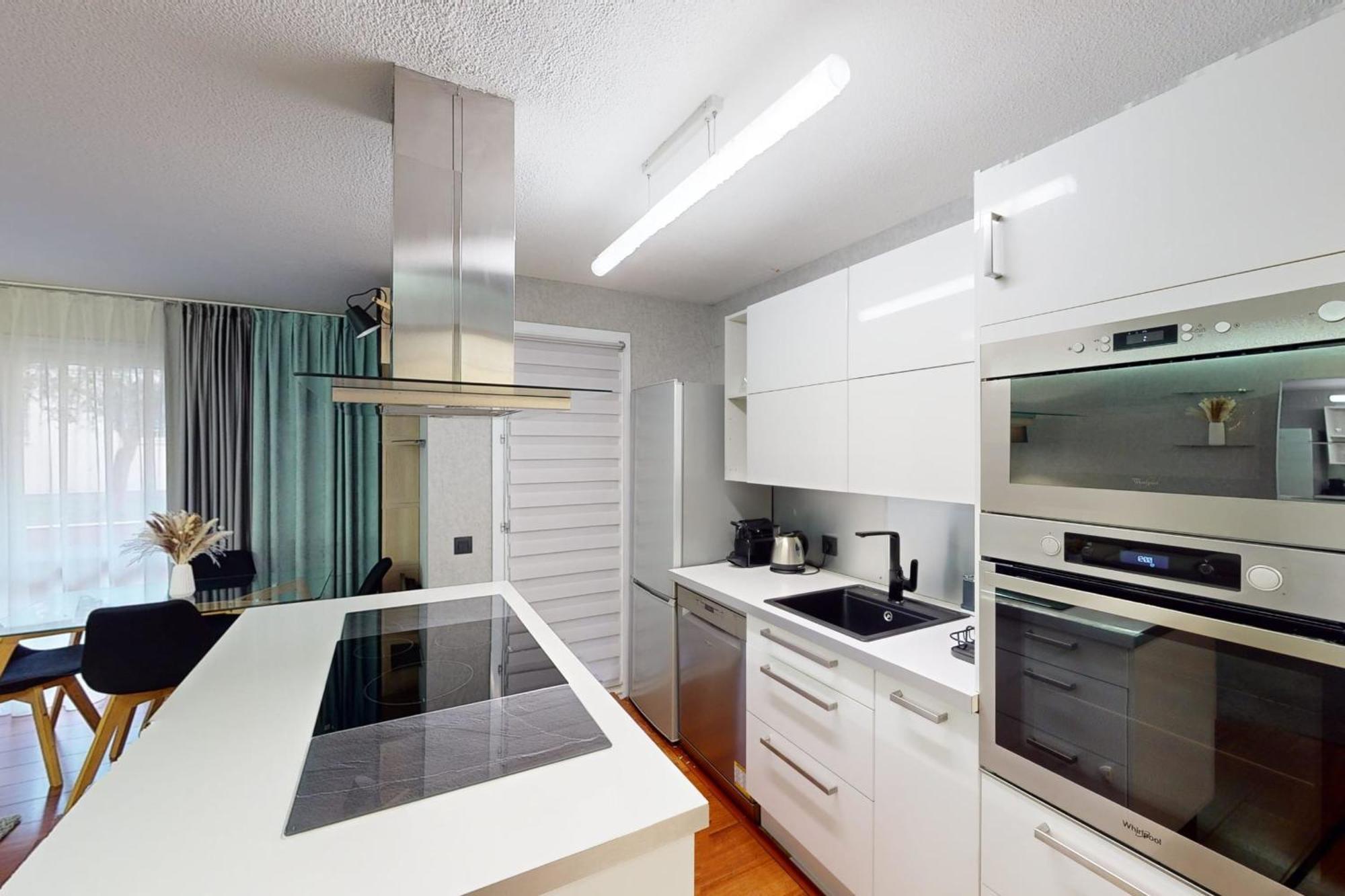 Cozy With Balcony - 5 Min To The Apartment