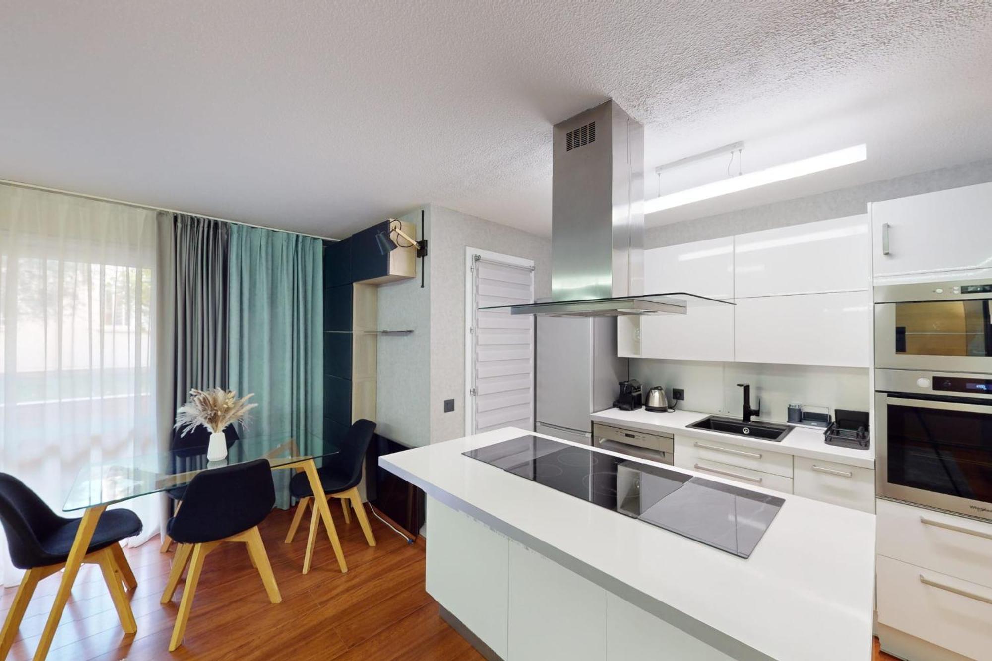 Cozy With Balcony - 5 Min To The