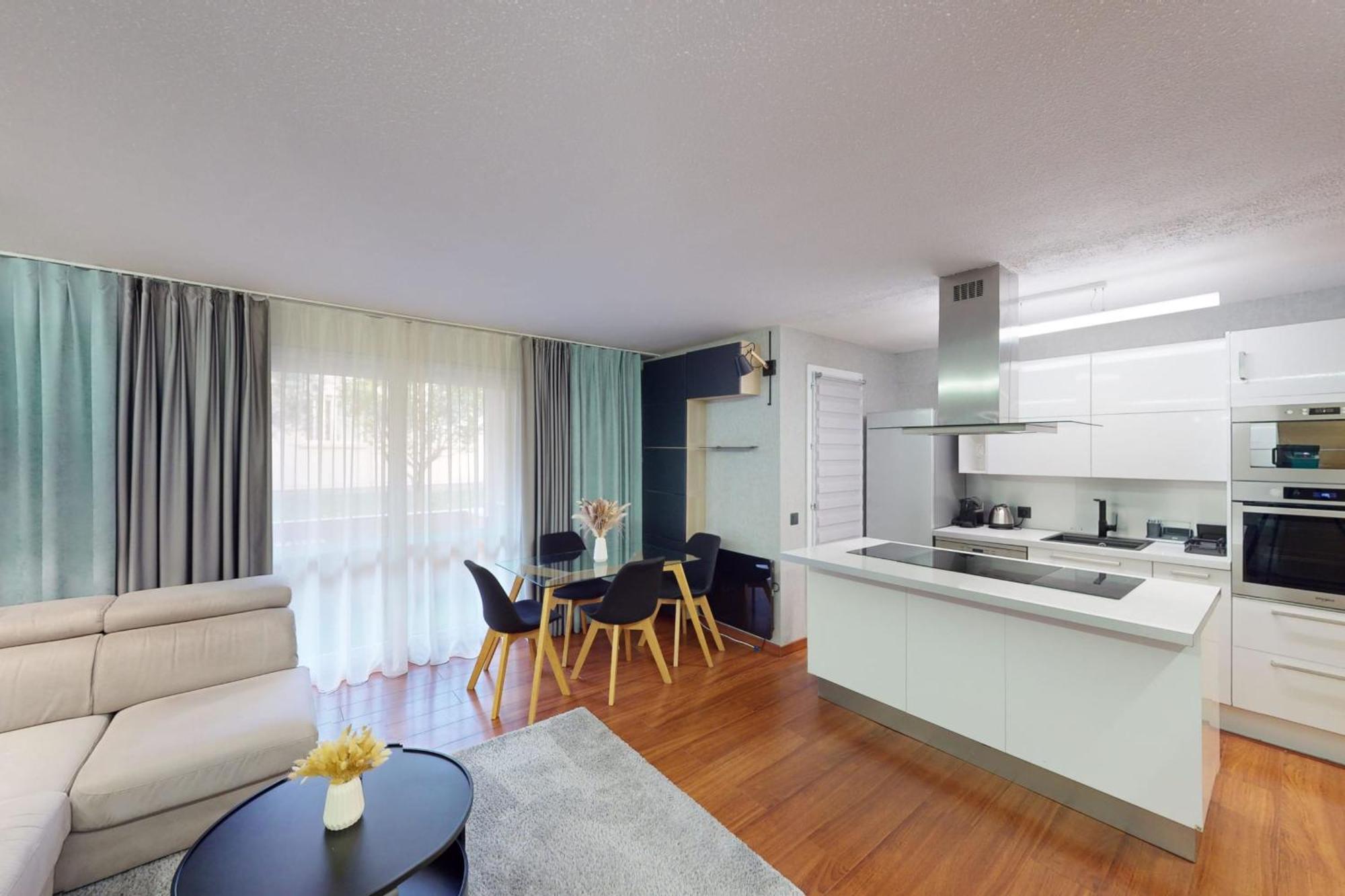 Apartment Cozy With Balcony - 5 Min To The *