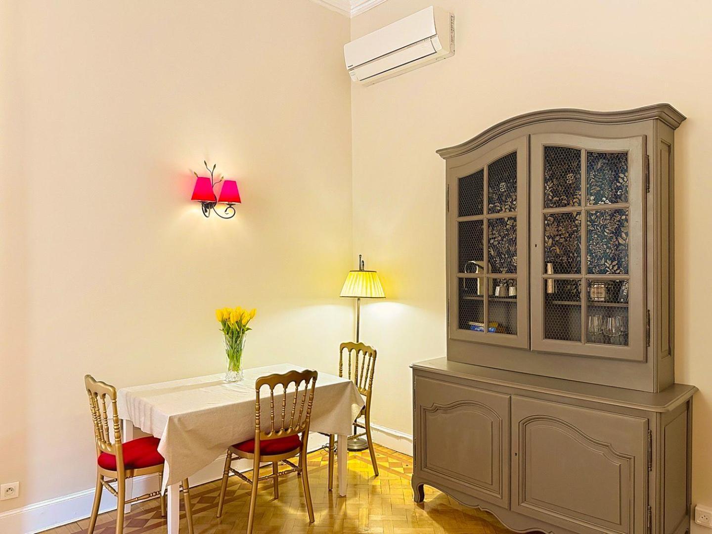 Elegant Old Escape Apartment *