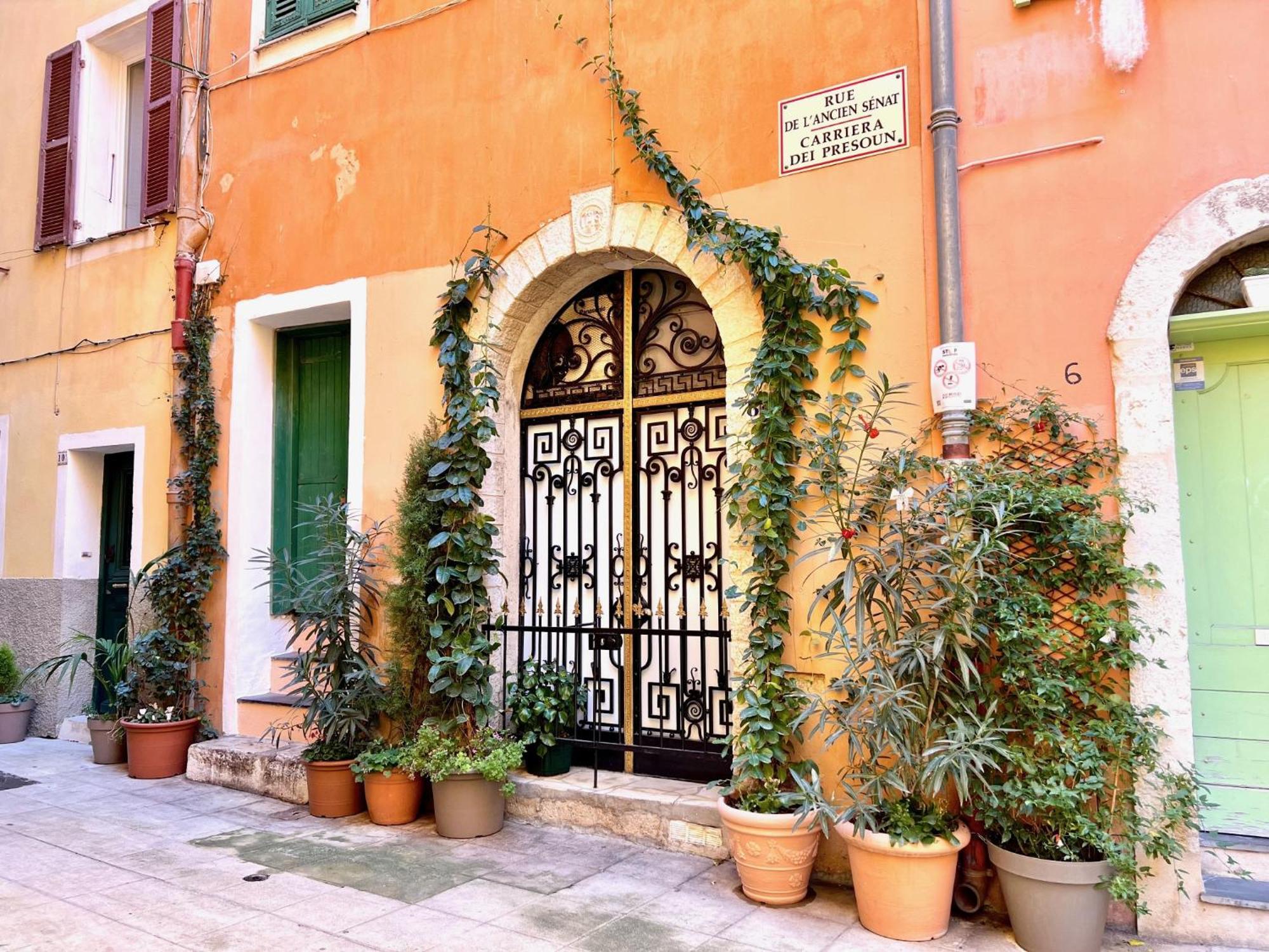 Riviera: Charming 4-room Beachside In Old Town Apartment