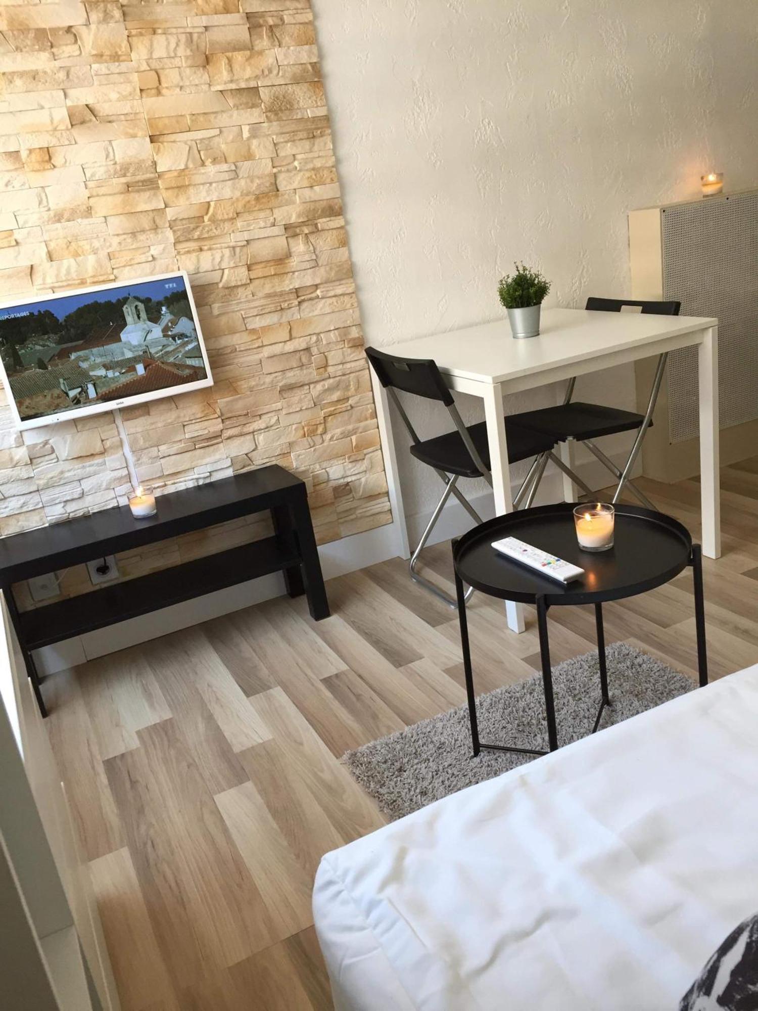 A 2 Pas De La Promenade Des