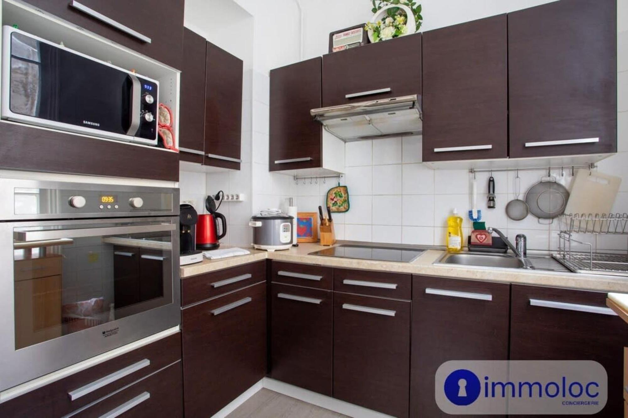 Near Station And Shops Appartement Nice