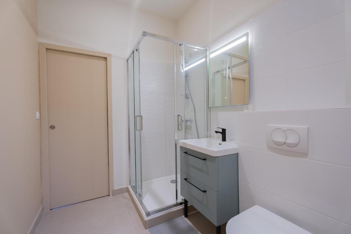 - Beautiful Bright - 10 Min Apartment