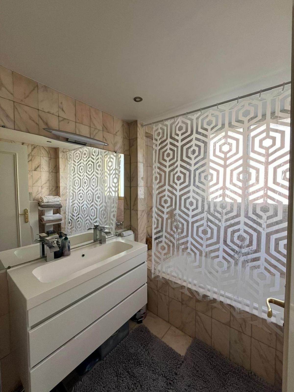 Free Parking! Great With Sea View Apartment