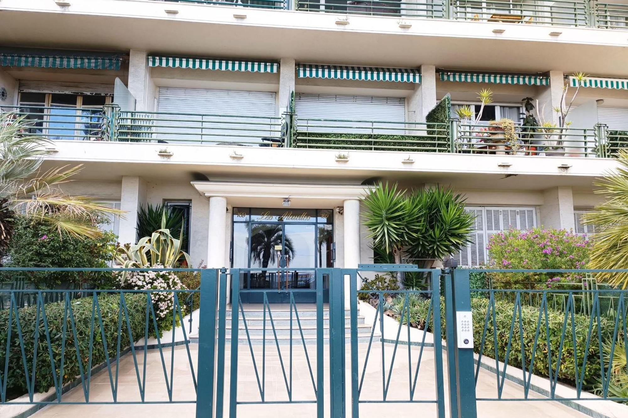 Charming T1 With Terrace And Sea View *