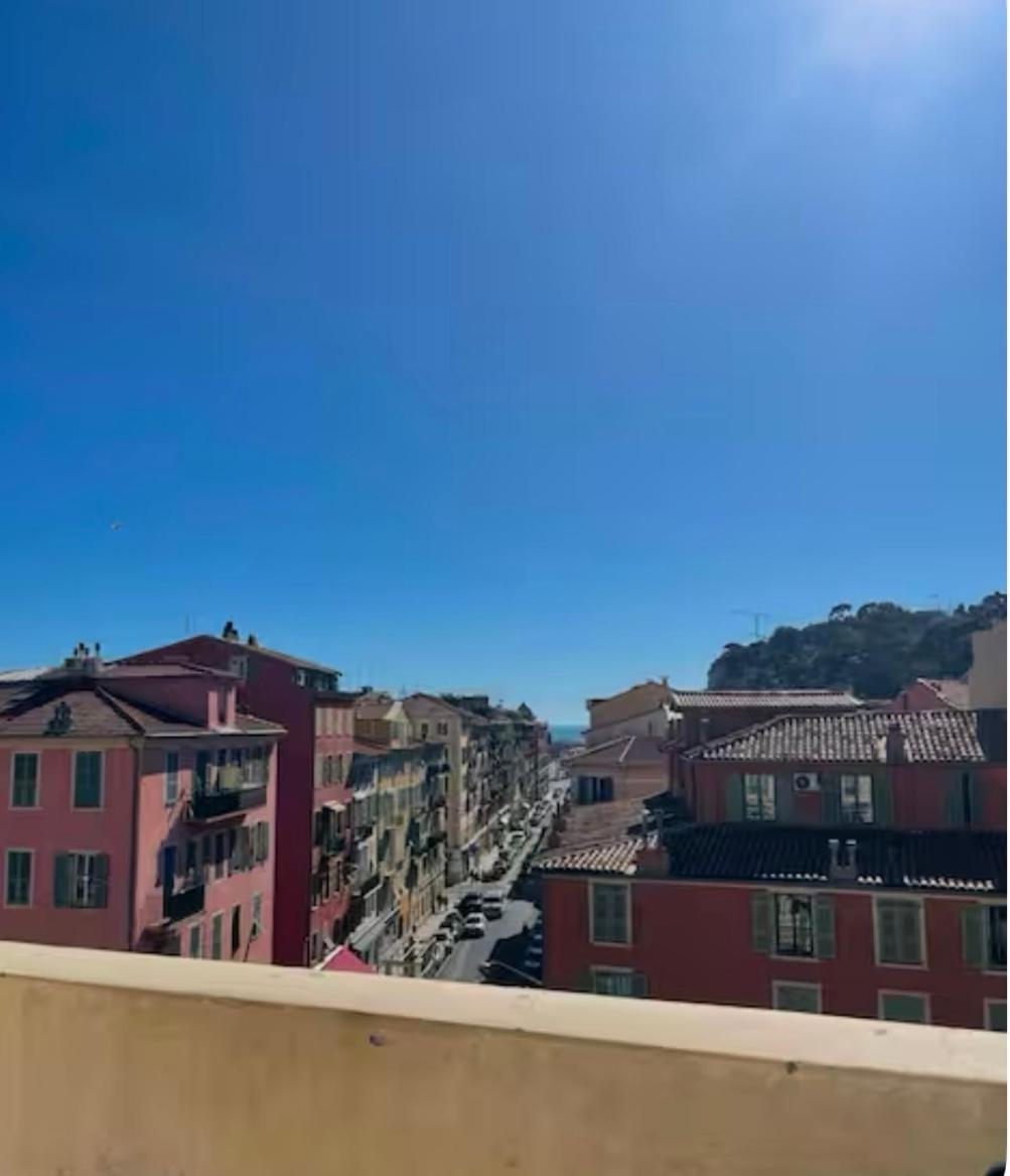 - Port De