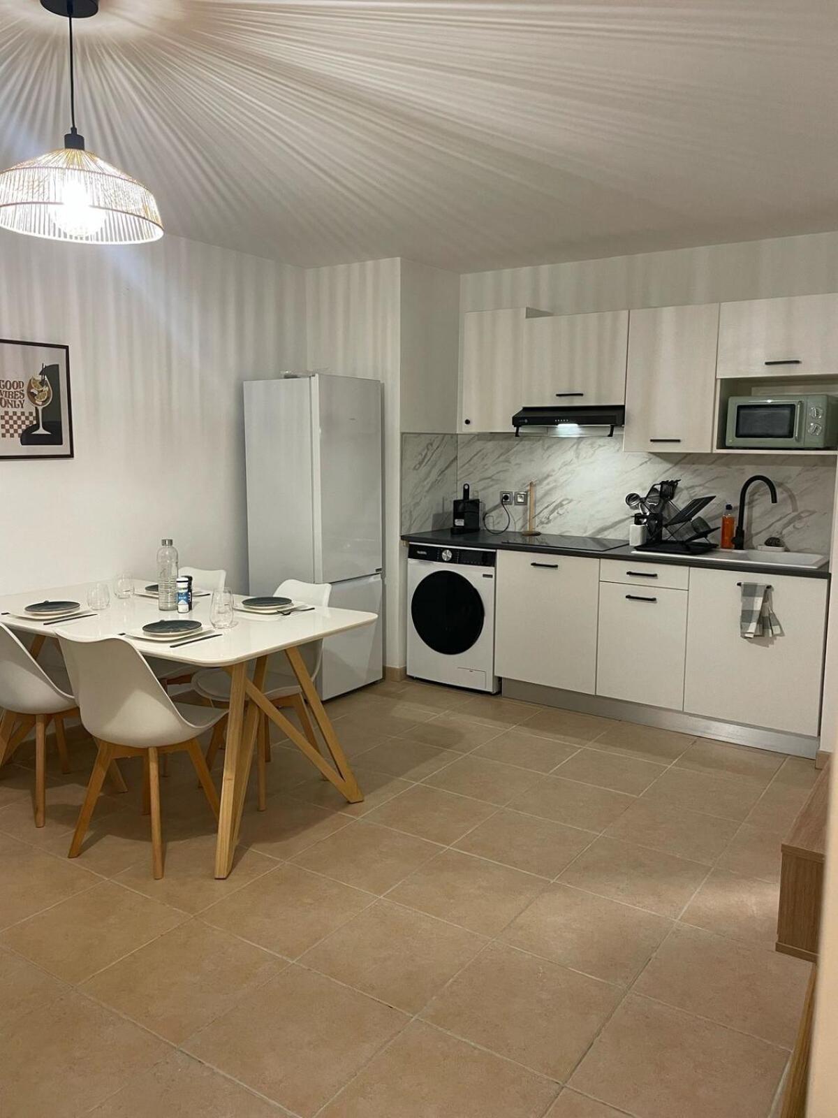 Spacieux 2 Pieces Au Port De *