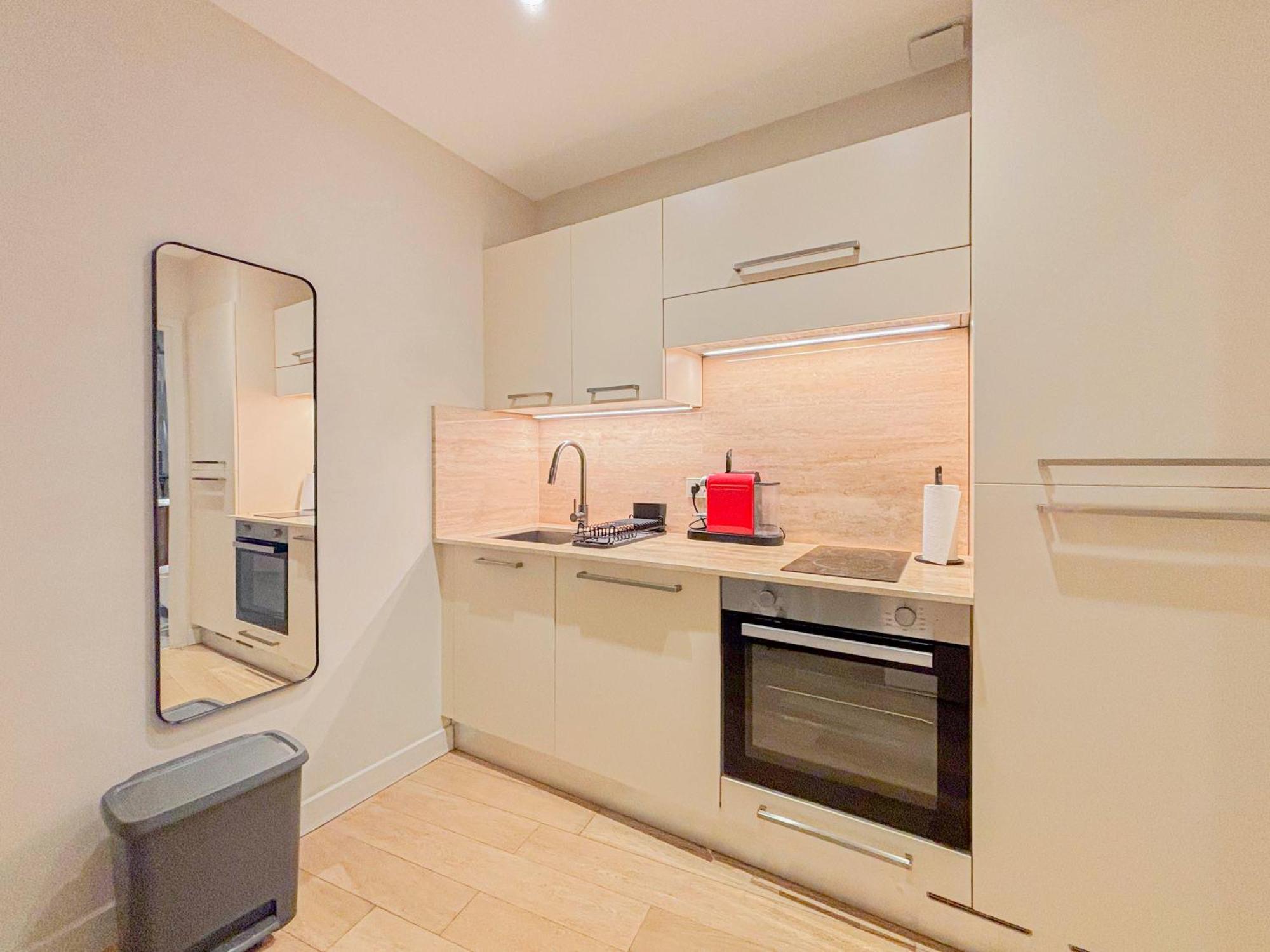 Apartment Petit Cocon Au Coeur Du Vieux-nice, Wifi, Ac, 2pers *