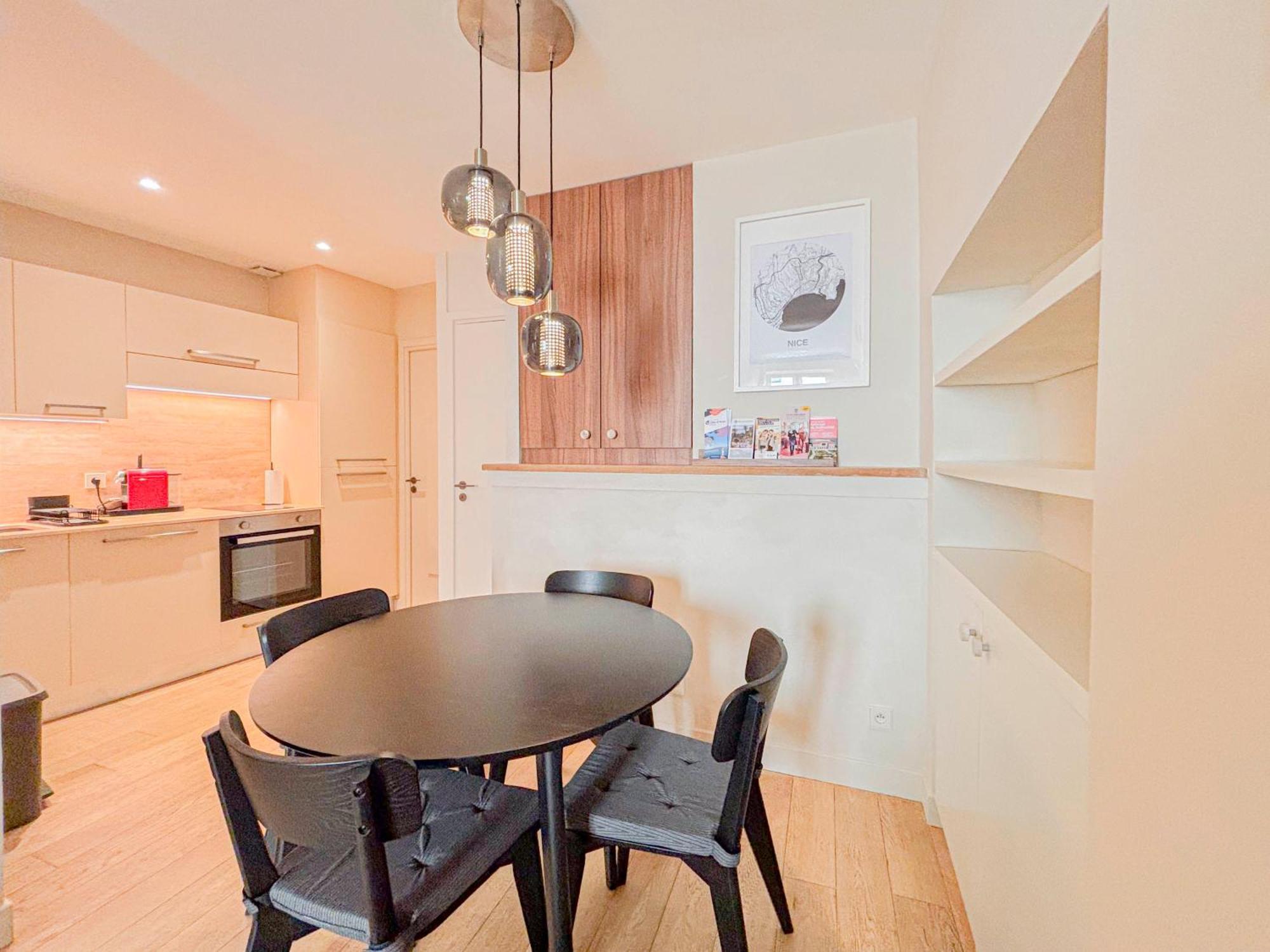 Apartment Petit Cocon Au Coeur Du Vieux-nice, Wifi, Ac, 2pers Nice