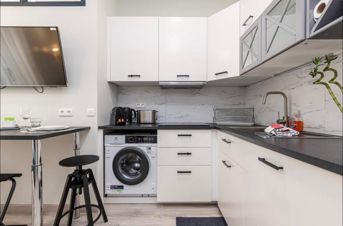 1 Bed, Center Of With Ac *