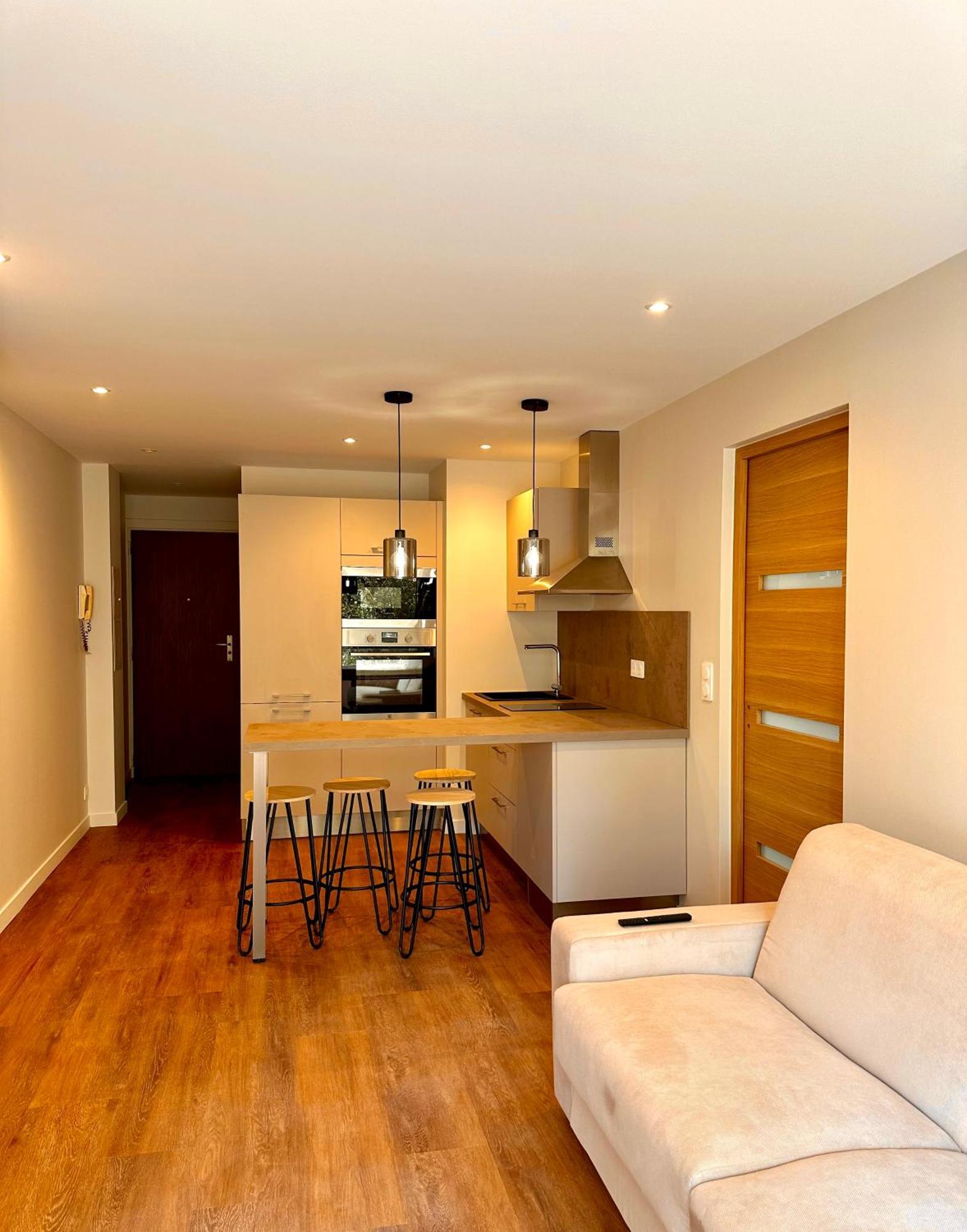 Superbe 2 Pieces Avec Piscine Nice