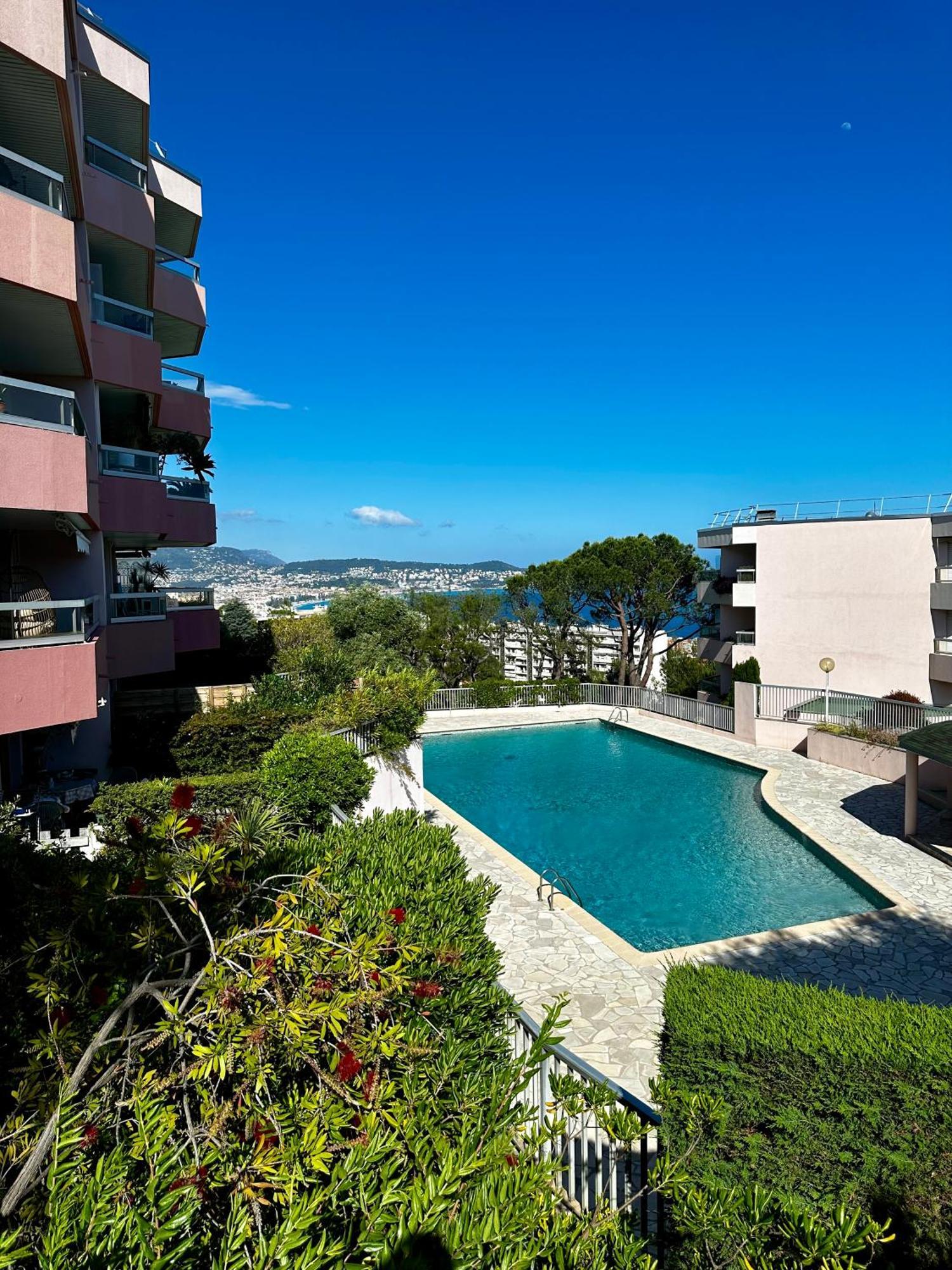 Superbe 2 Pieces Avec Piscine * Nice