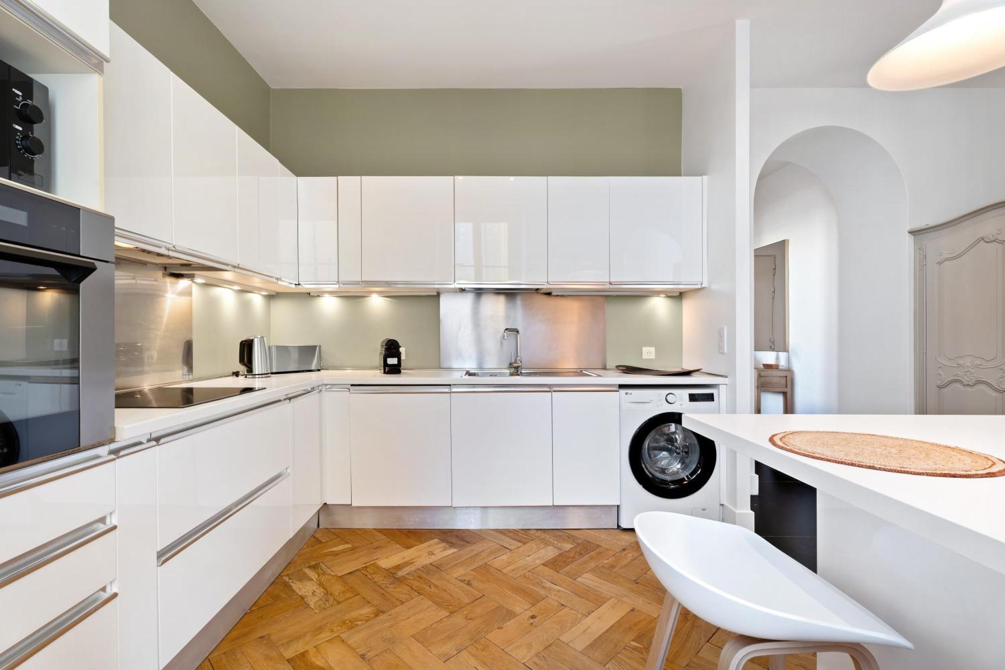 Apartment Renting - Victor - Historic Palace Luxury 3 Bedrooms Parking