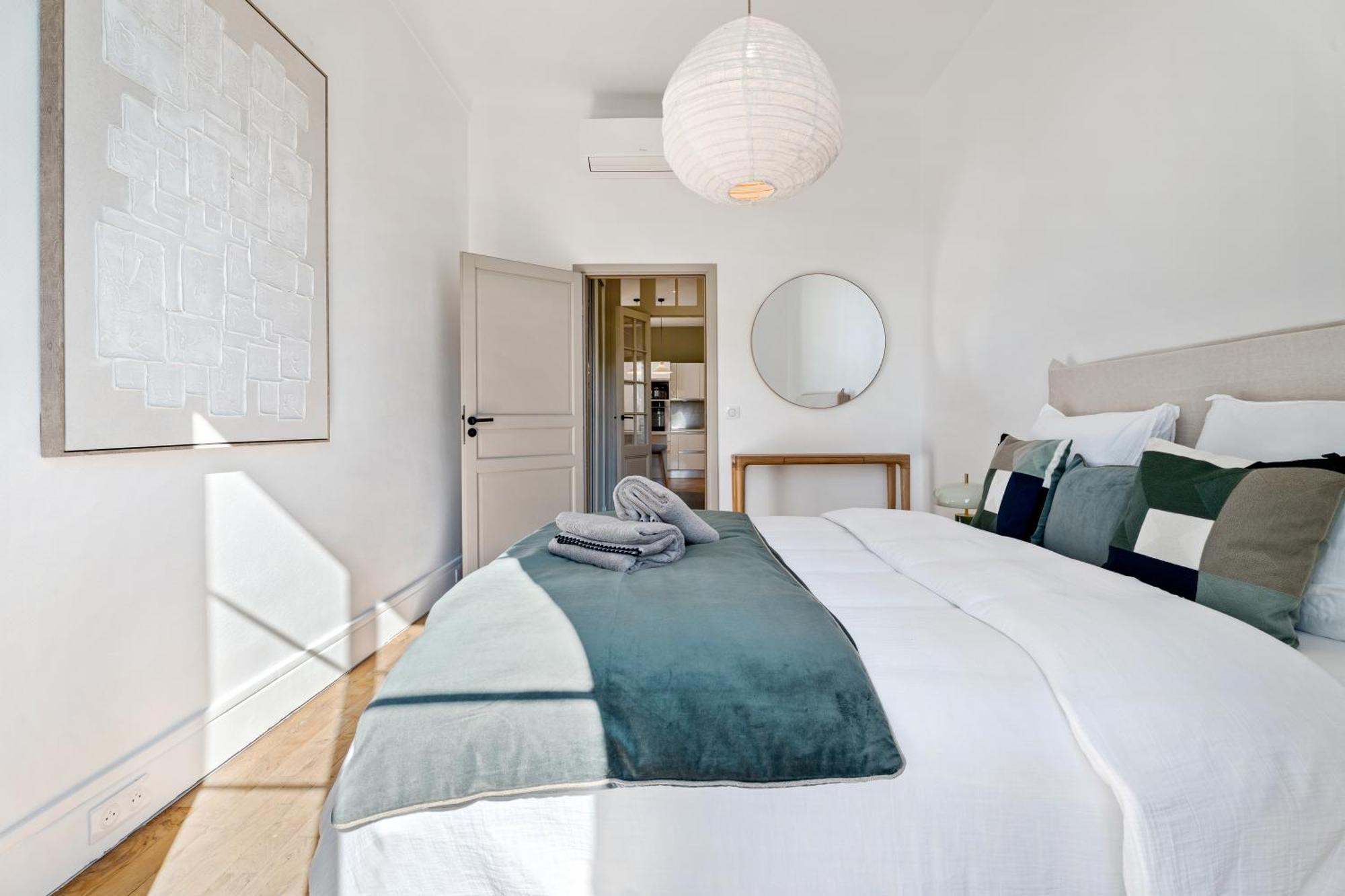 Renting - Victor - Historic Palace Luxury 3 Bedrooms Parking Apartment
