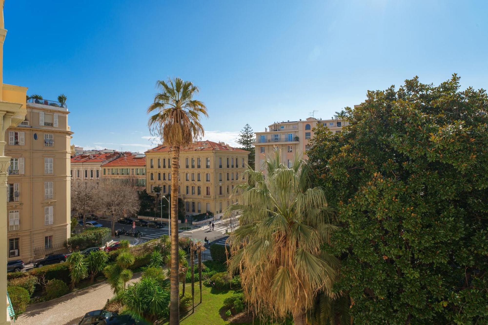 Apartment Renting - Victor - Historic Palace Luxury 3 Bedrooms Parking