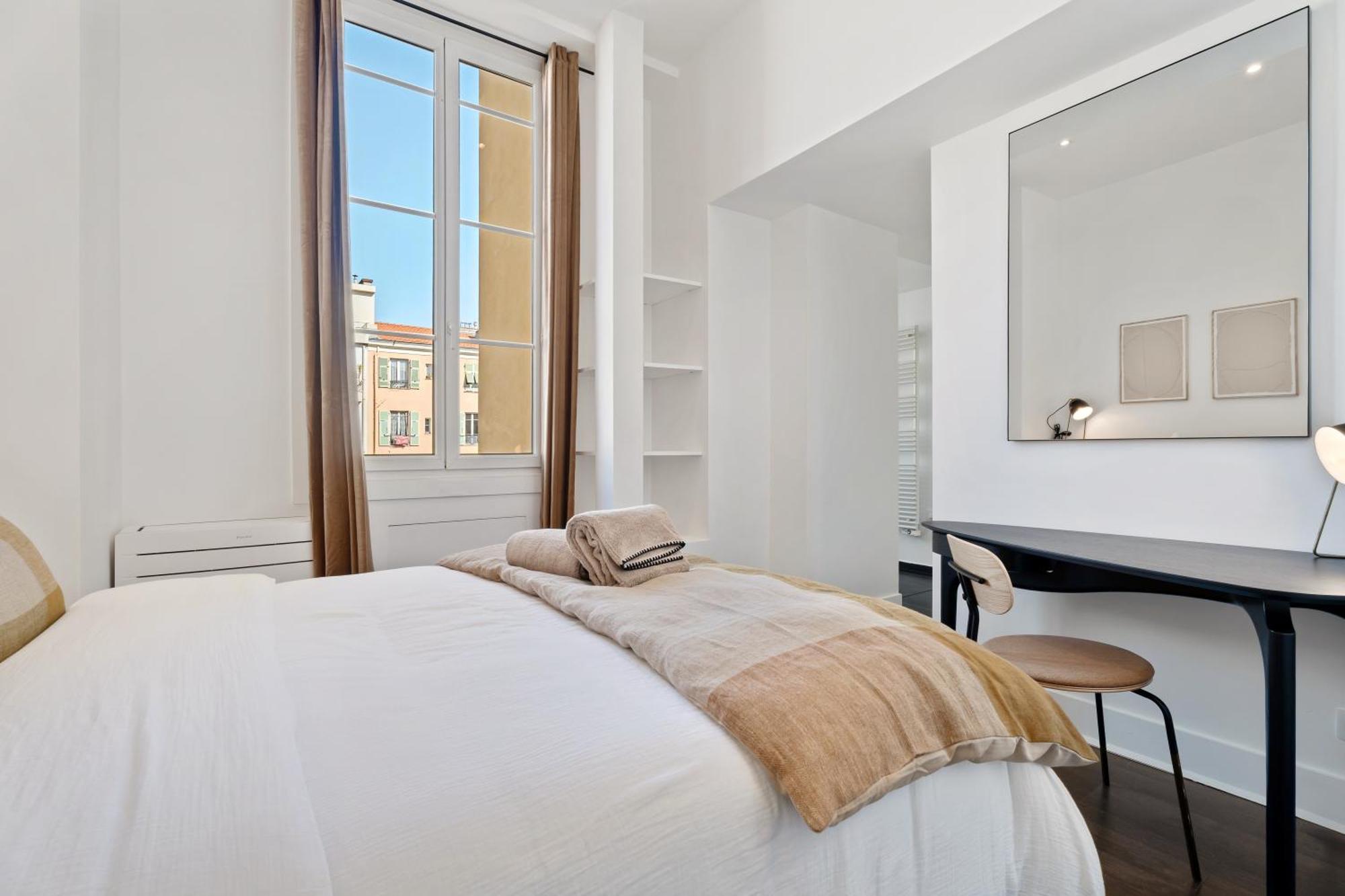 Apartment Renting - Victor - Historic Palace Luxury 3 Bedrooms Parking *