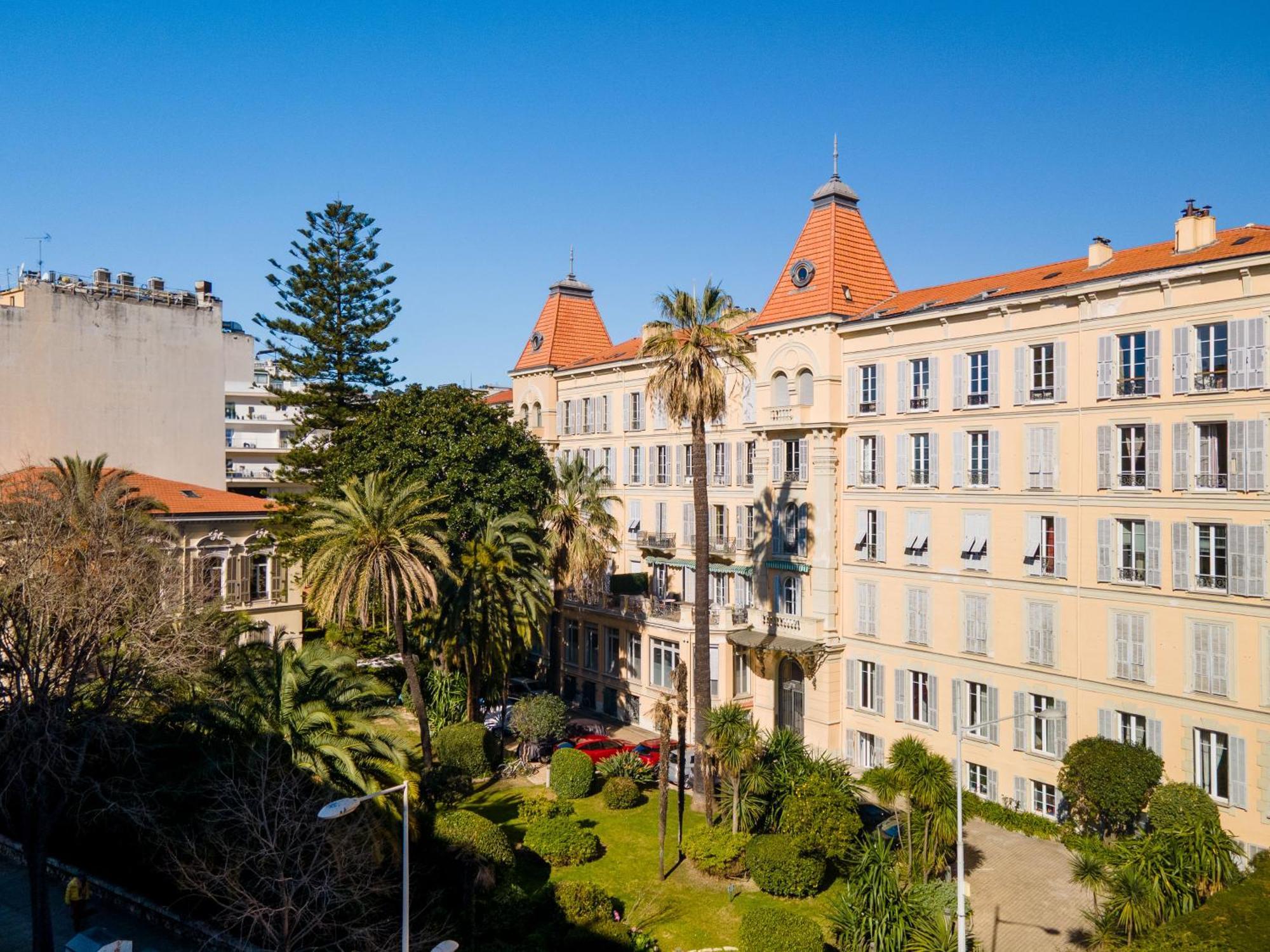 Renting - Victor - Historic Palace Luxury 3 Bedrooms Parking *