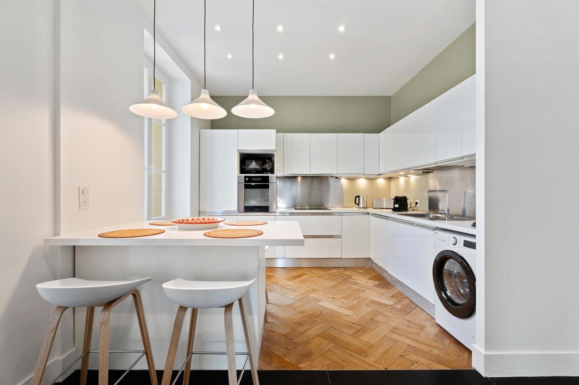 Renting - Victor - Historic Palace Luxury 3 Bedrooms Parking * Nice