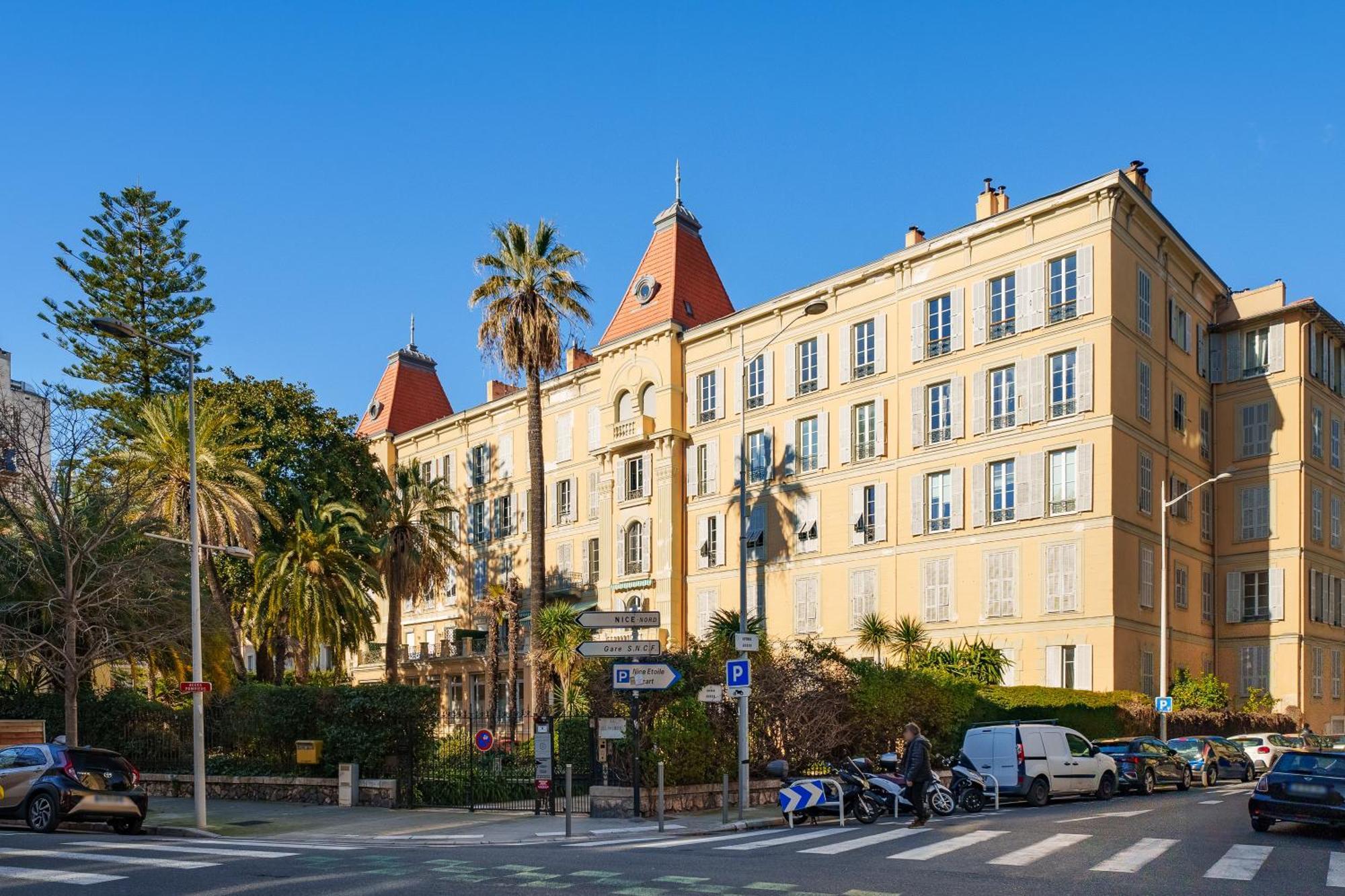 Renting - Victor - Historic Palace Luxury 3 Bedrooms Parking