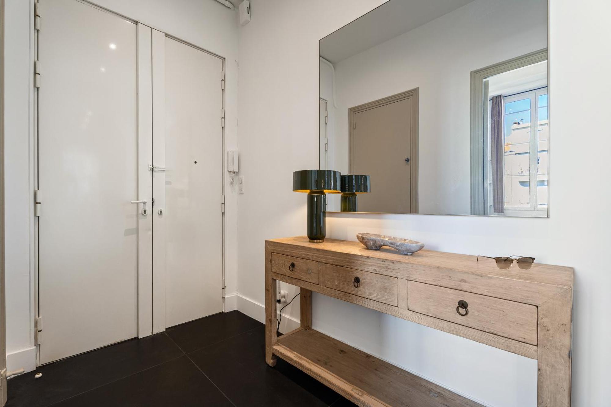 Renting - Victor - Historic Palace Luxury 3 Bedrooms Parking Apartment *