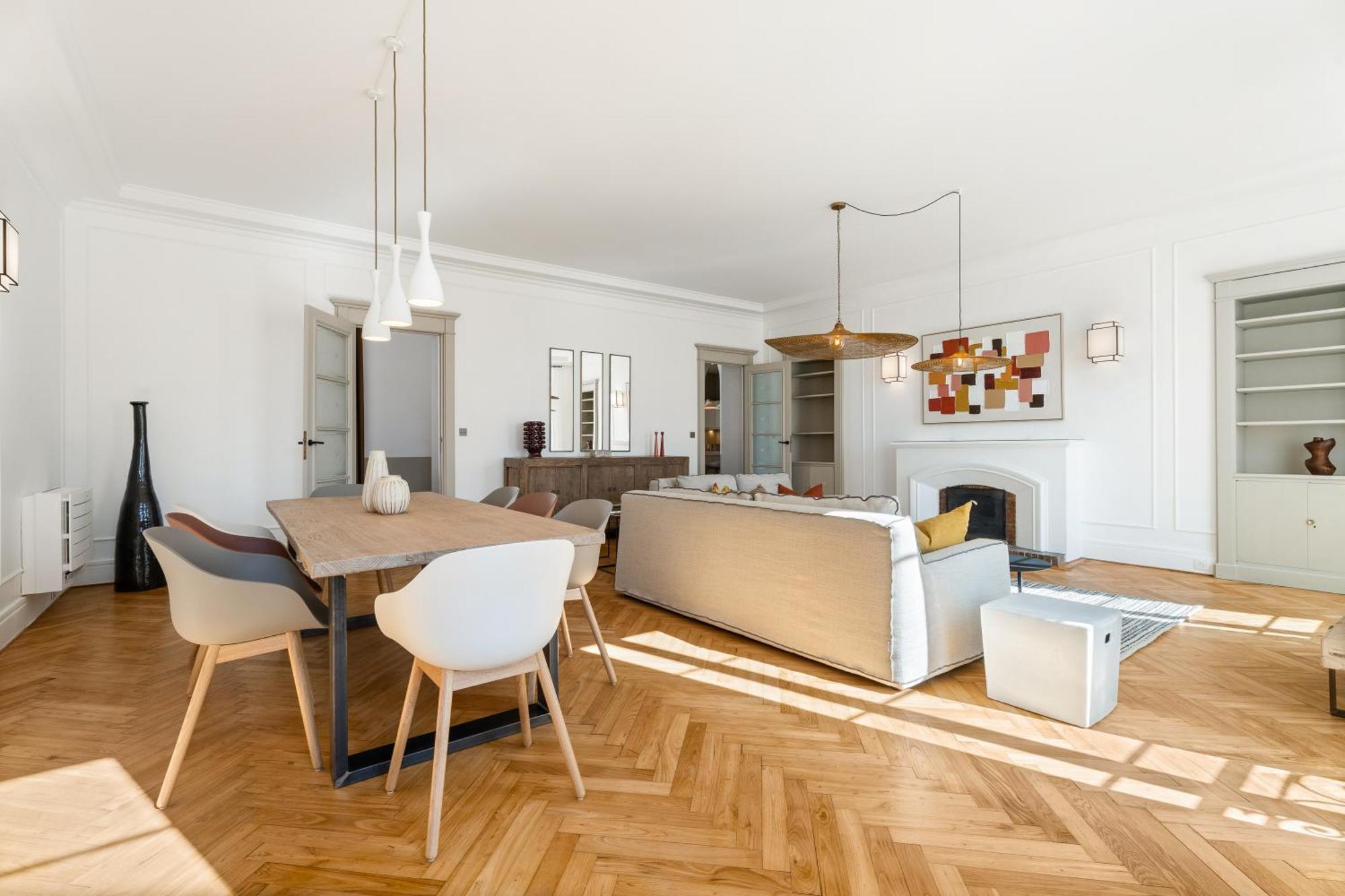 Apartment Renting - Victor - Historic Palace Luxury 3 Bedrooms Parking *