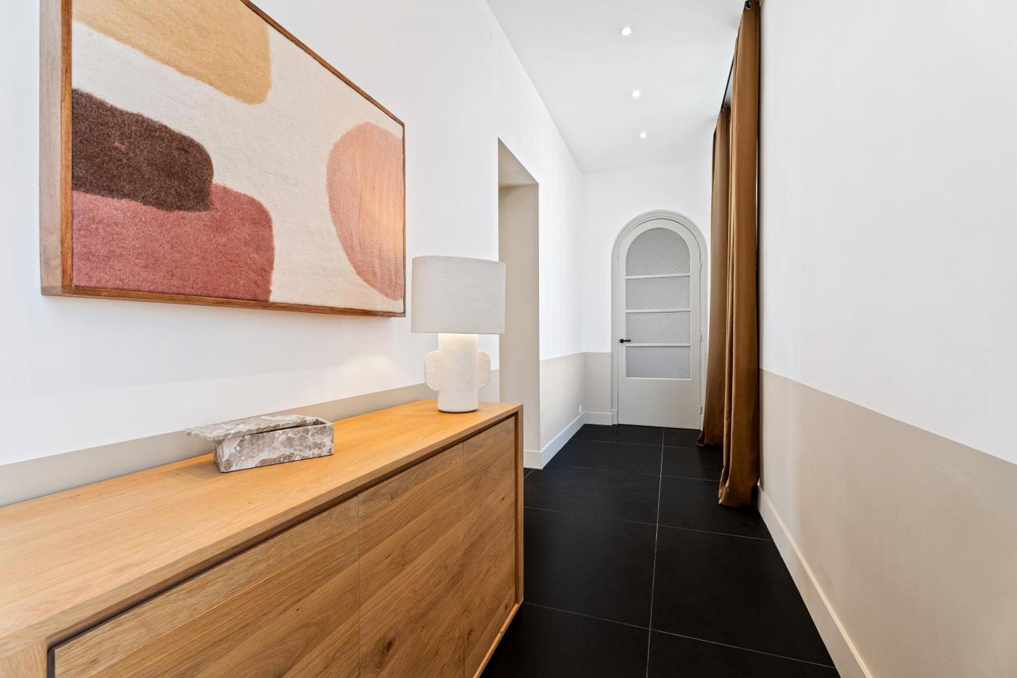 Renting - Victor - Historic Palace Luxury 3 Bedrooms Parking *