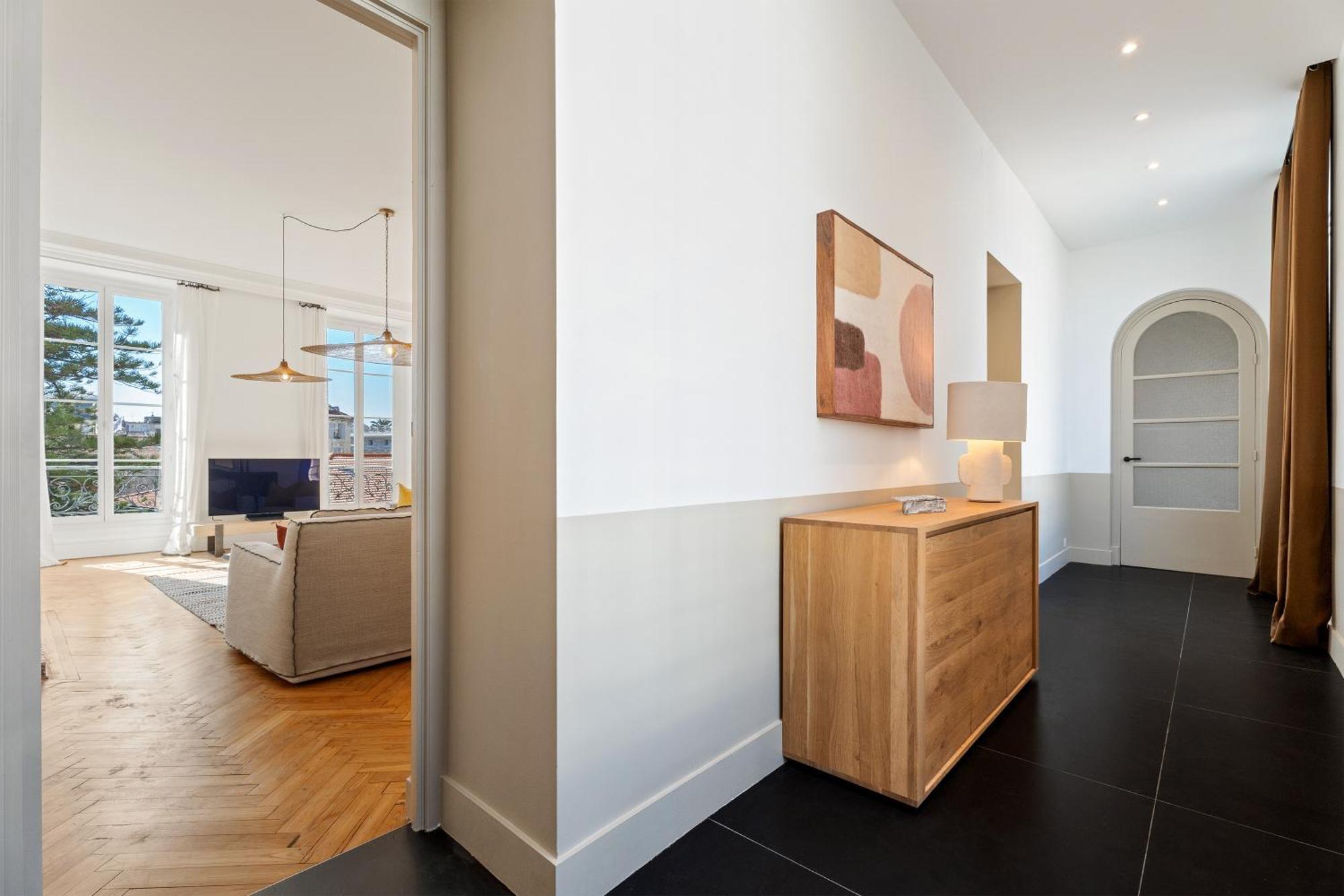 Renting - Victor - Historic Palace Luxury 3 Bedrooms Parking