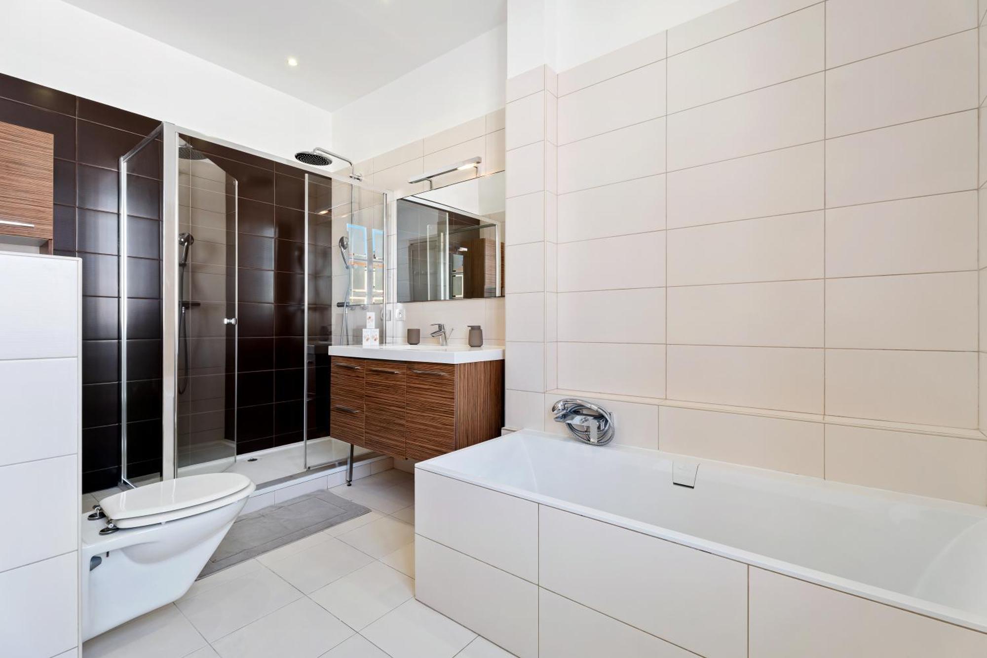 Apartment Renting - Victor - Historic Palace Luxury 3 Bedrooms Parking