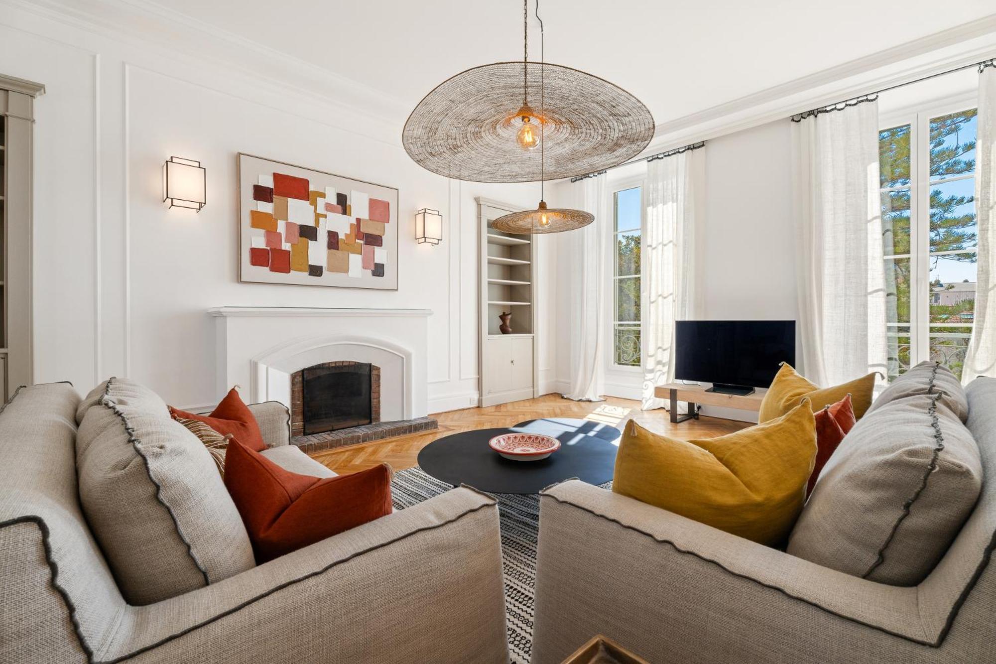 Renting - Victor - Historic Palace Luxury 3 Bedrooms Parking Apartment *