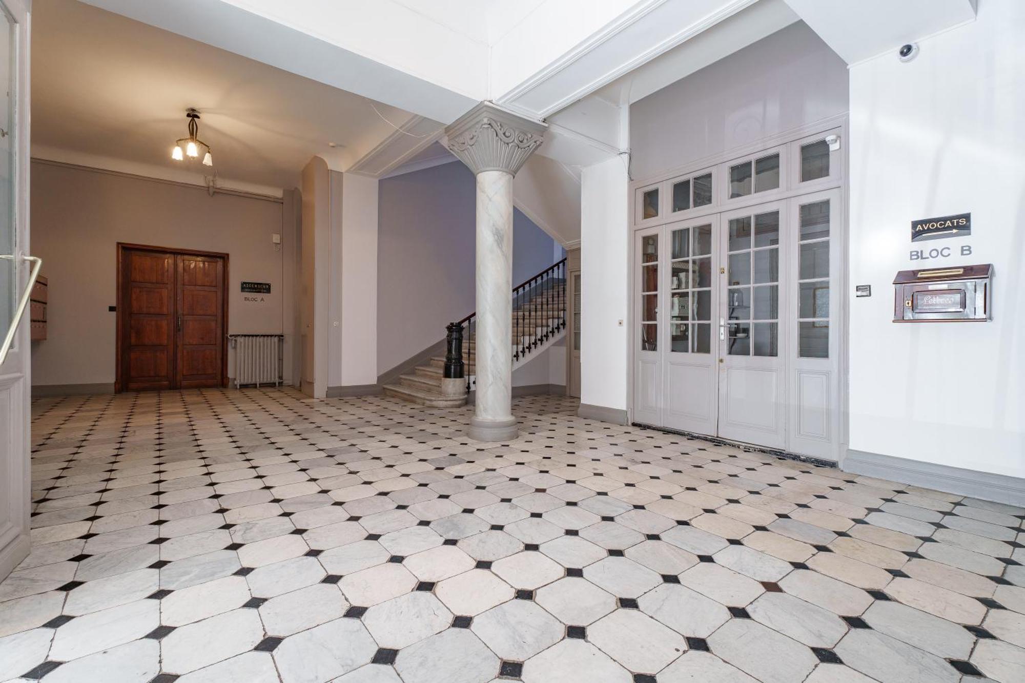 Apartment Renting - Victor - Historic Palace Luxury 3 Bedrooms Parking *