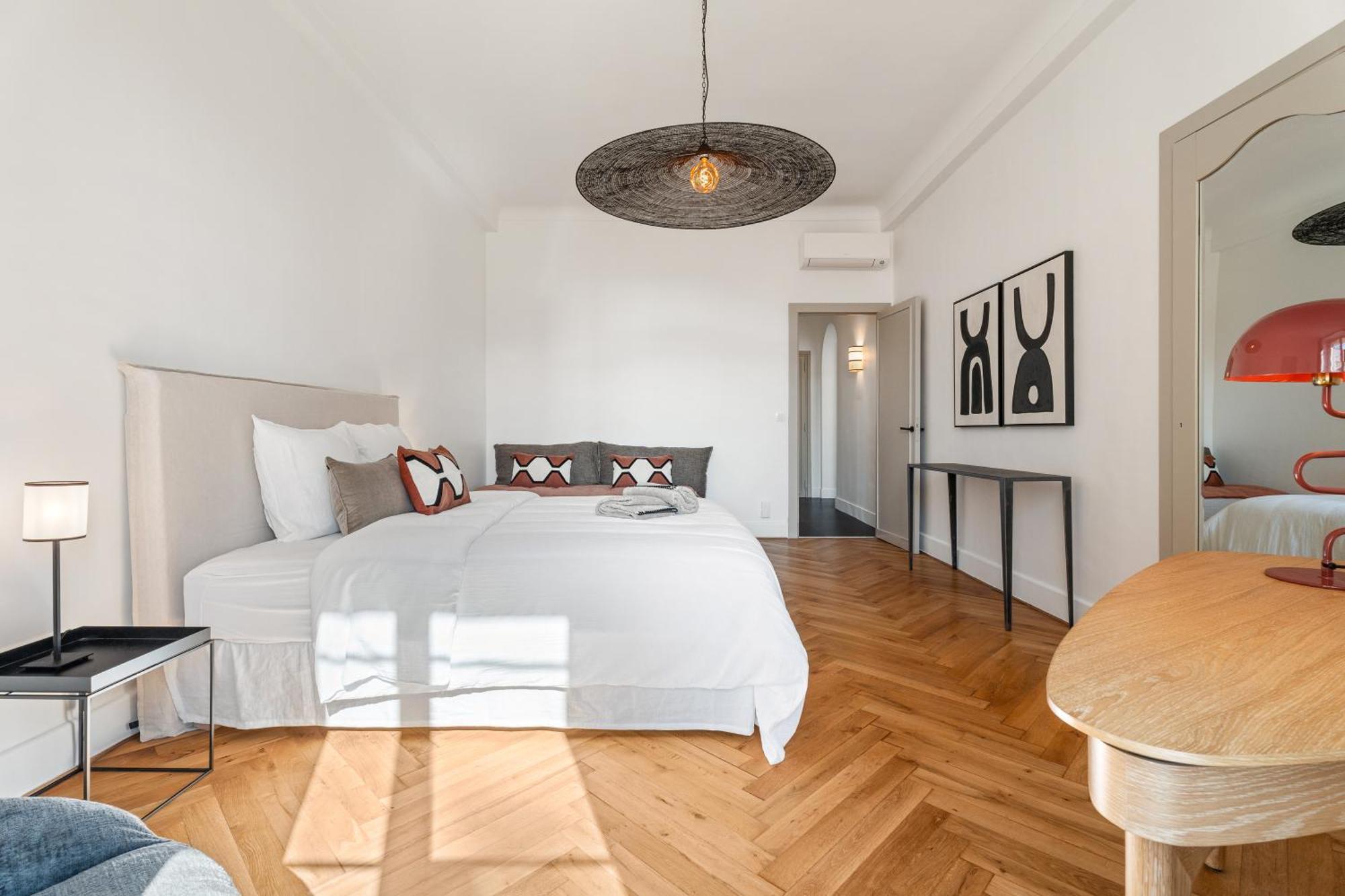 Renting - Victor - Historic Palace Luxury 3 Bedrooms *
