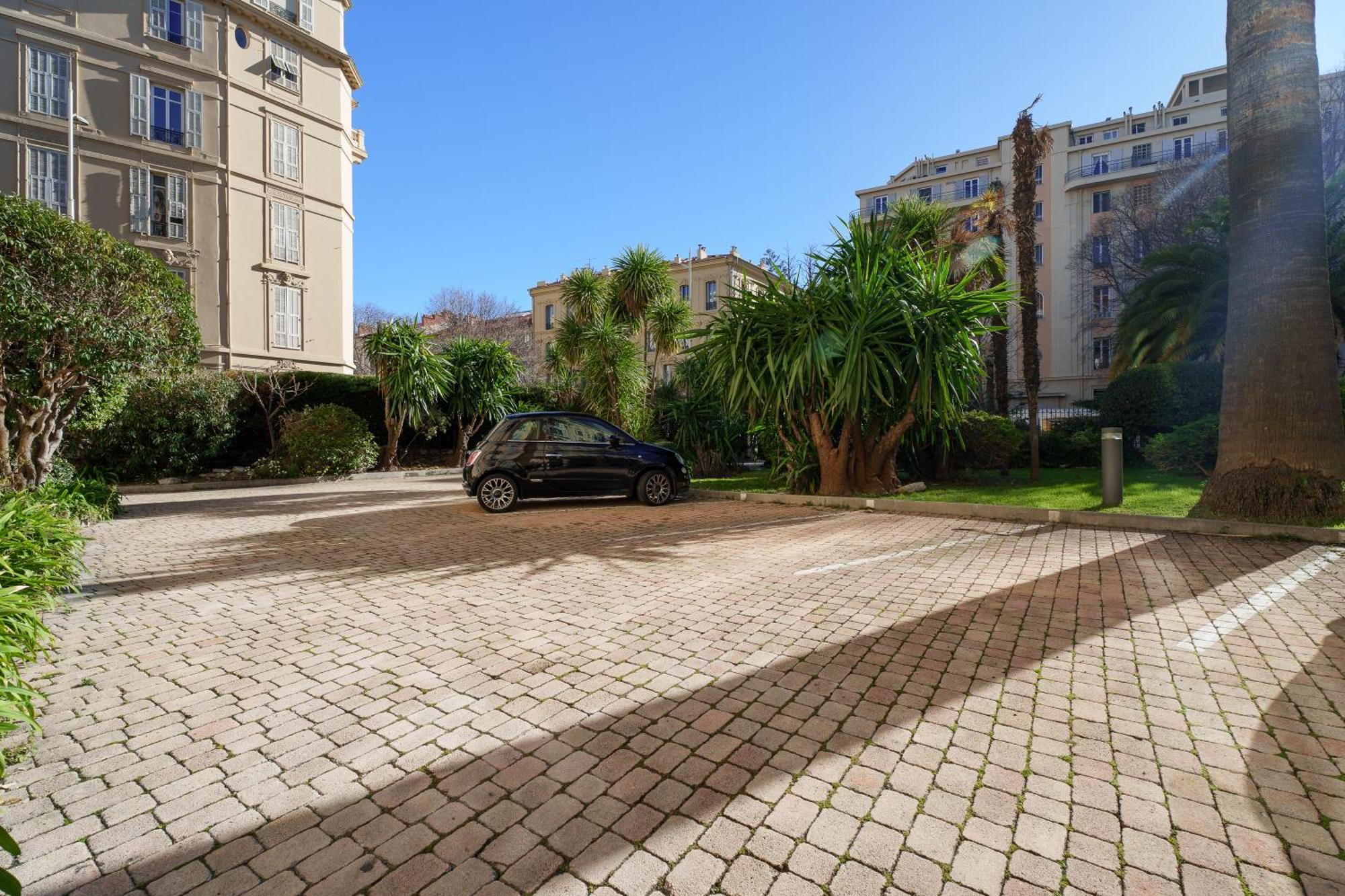 Renting - Victor - Historic Palace Luxury 3 Bedrooms Parking