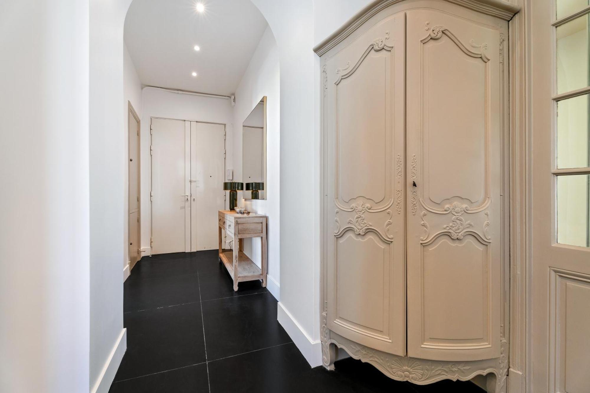 Renting - Victor - Historic Palace Luxury 3 Bedrooms Parking Apartment *