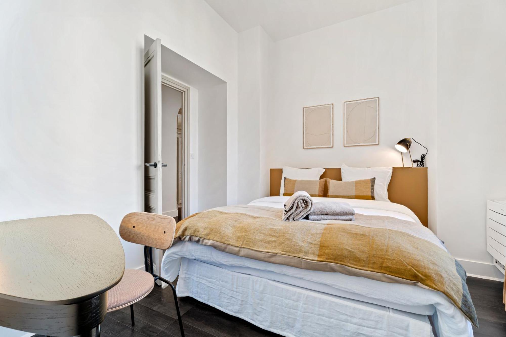 Apartment Renting - Victor - Historic Palace Luxury 3 Bedrooms Parking *