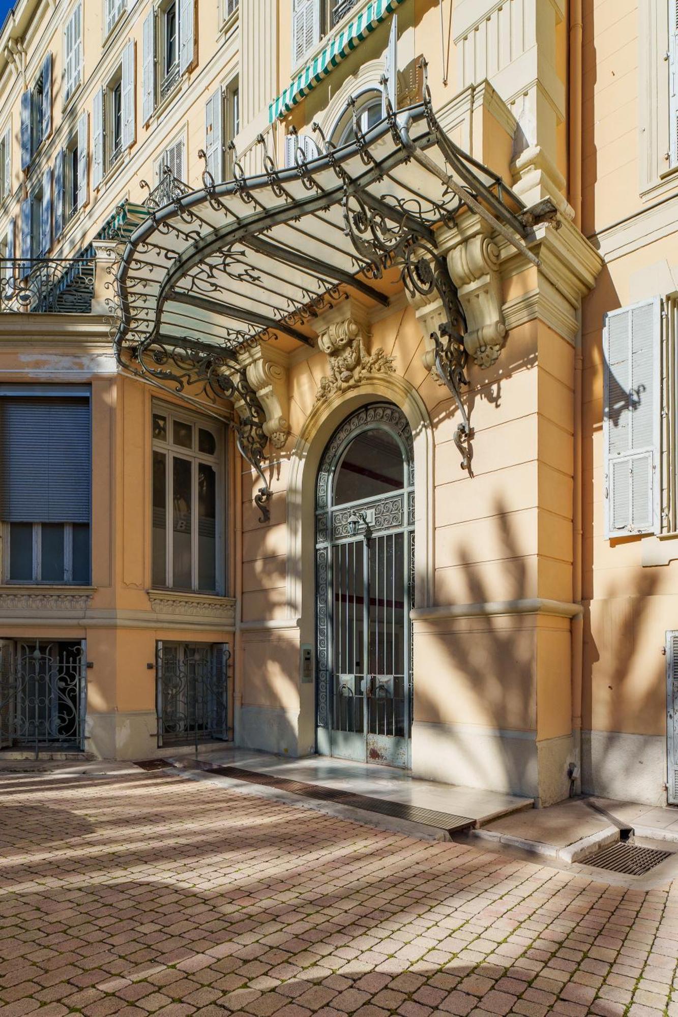 Renting - Victor - Historic Palace Luxury 3 Bedrooms Parking *