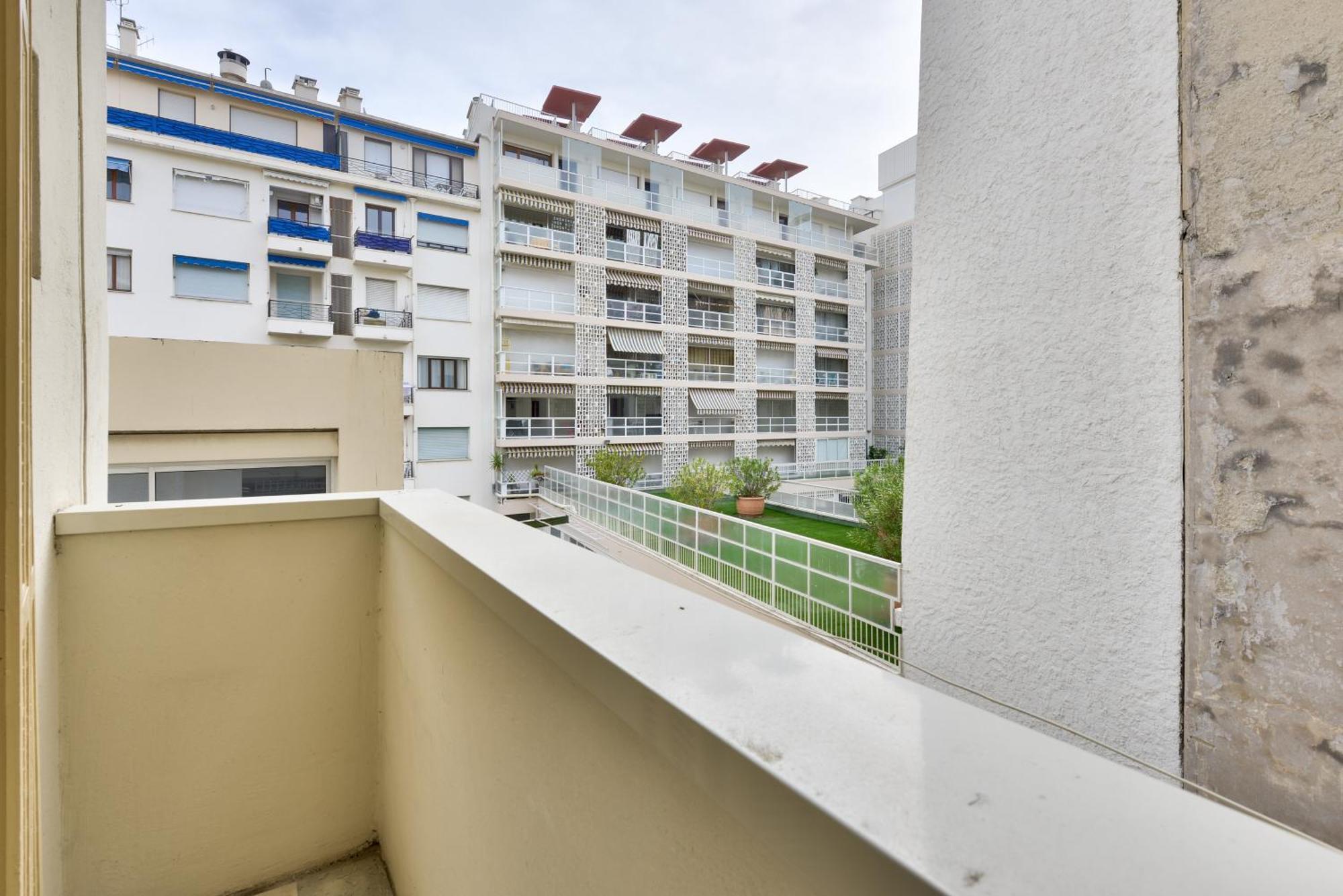 Vieux Avec Balcon A 1min De La Apartment
