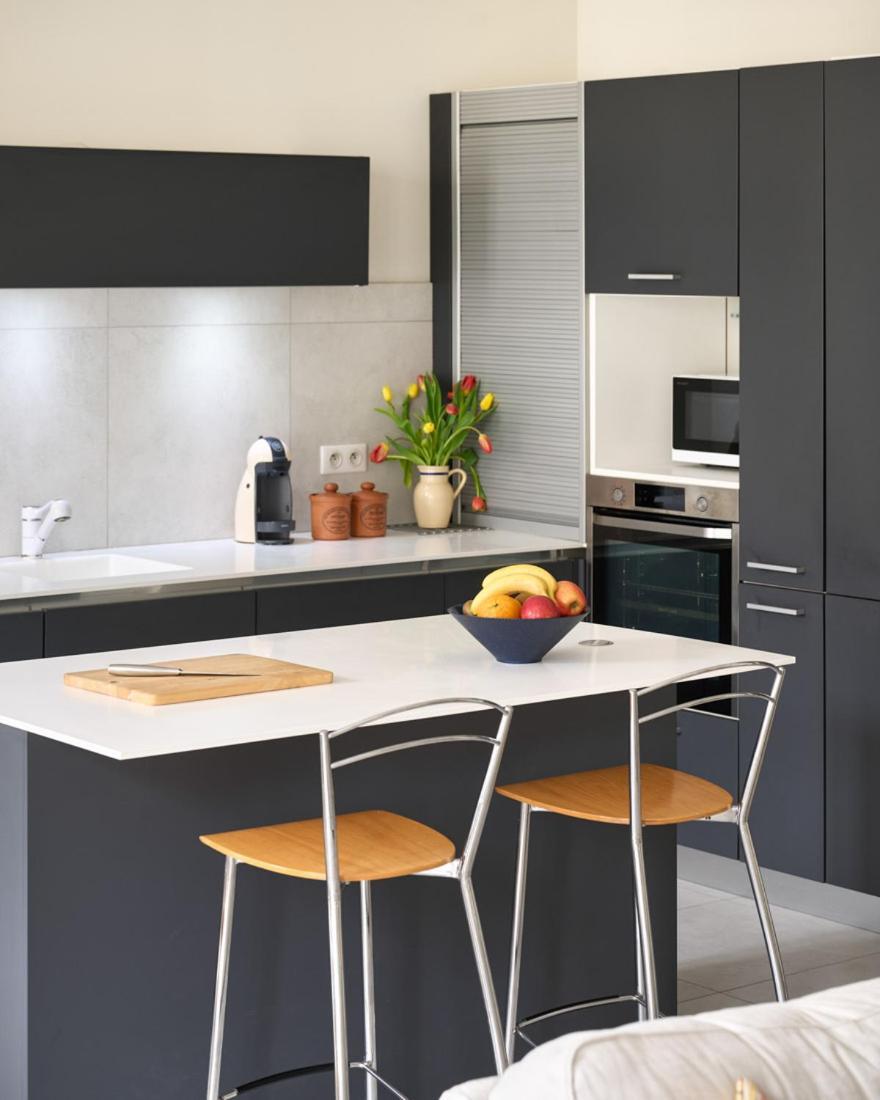 Apartment Sunlight - Gisele - Hyper Central, 1 Bedroom With Large Living