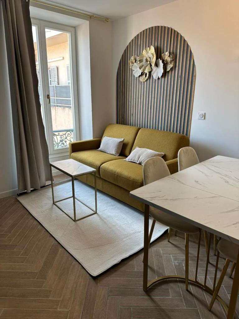 Moon - 41 Apartment
