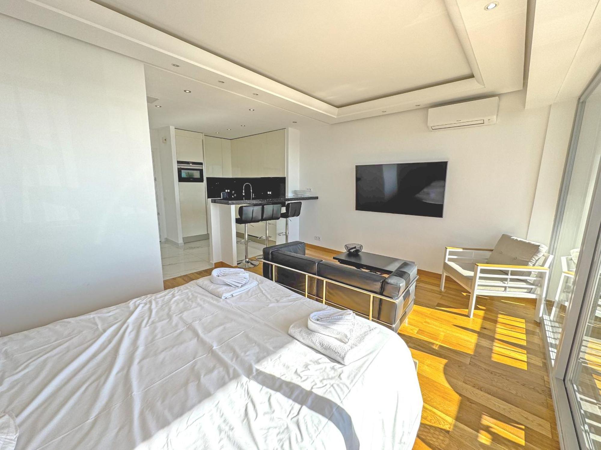 Cariatides - Promenade Apartment *