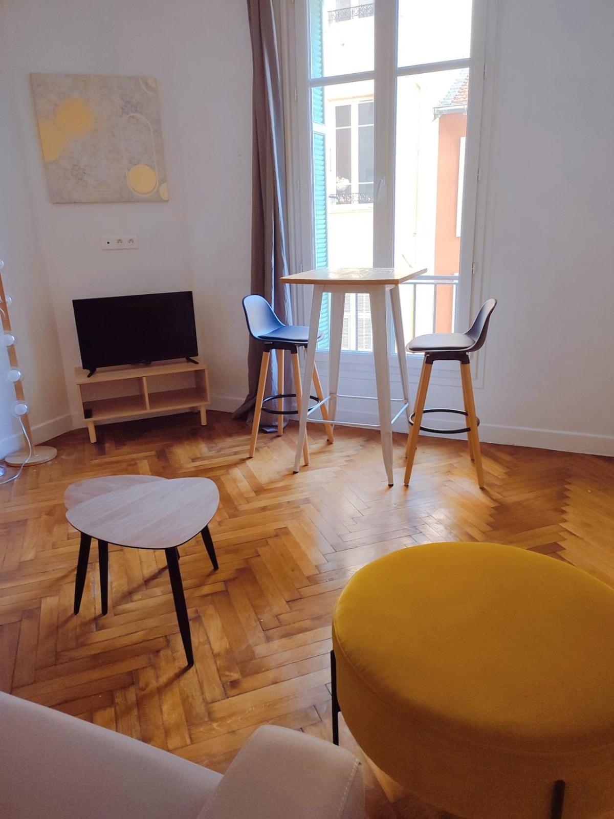 Ideally Located Center Apartment *